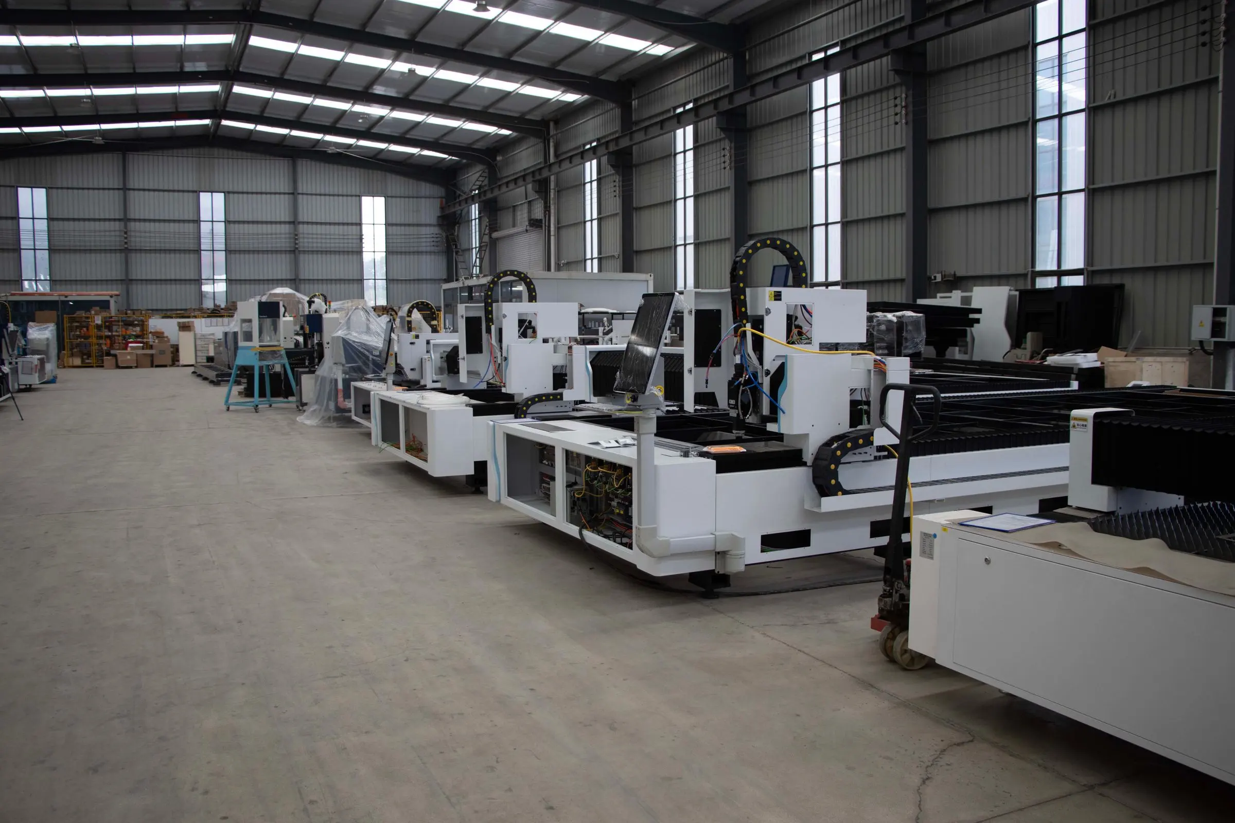Macchine bianche in fila nel capannone di montaggio