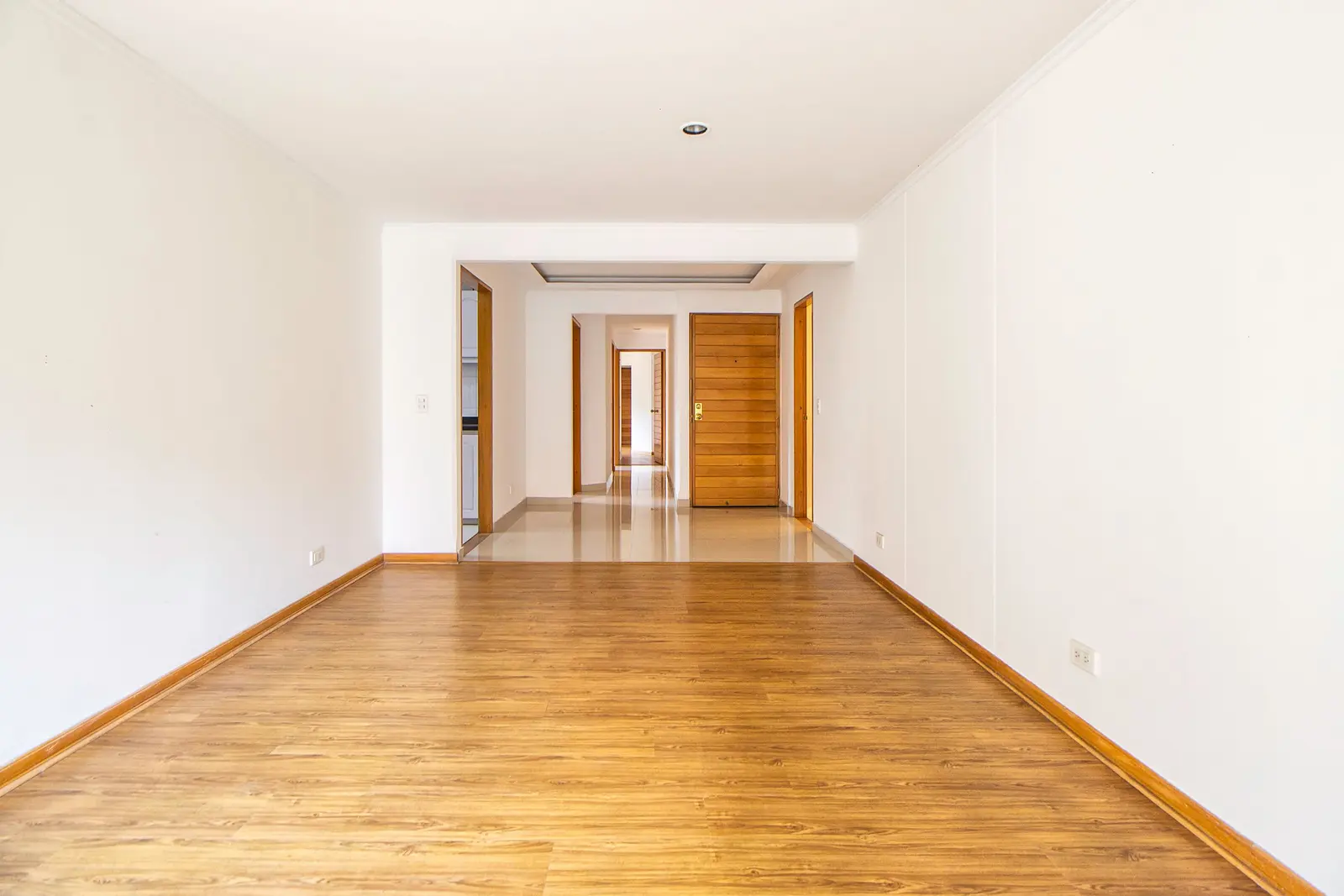 Corridoio vuoto con parquet e porte in legno