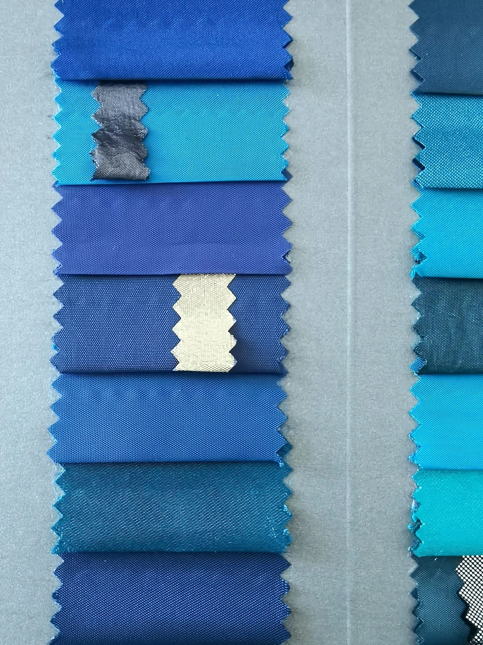 Campioni di tessuto nelle tinte del blu e dell'azzurro, uno accanto all'altro