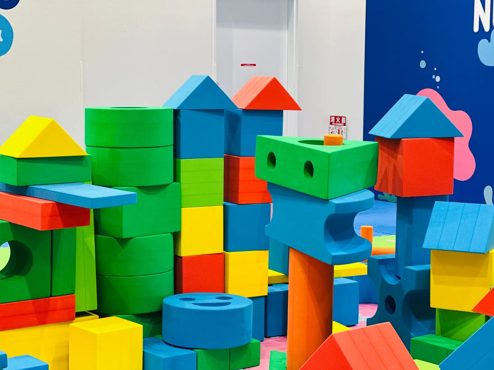 Blocchi di spugna colorati a forma di case, cilindri e torri