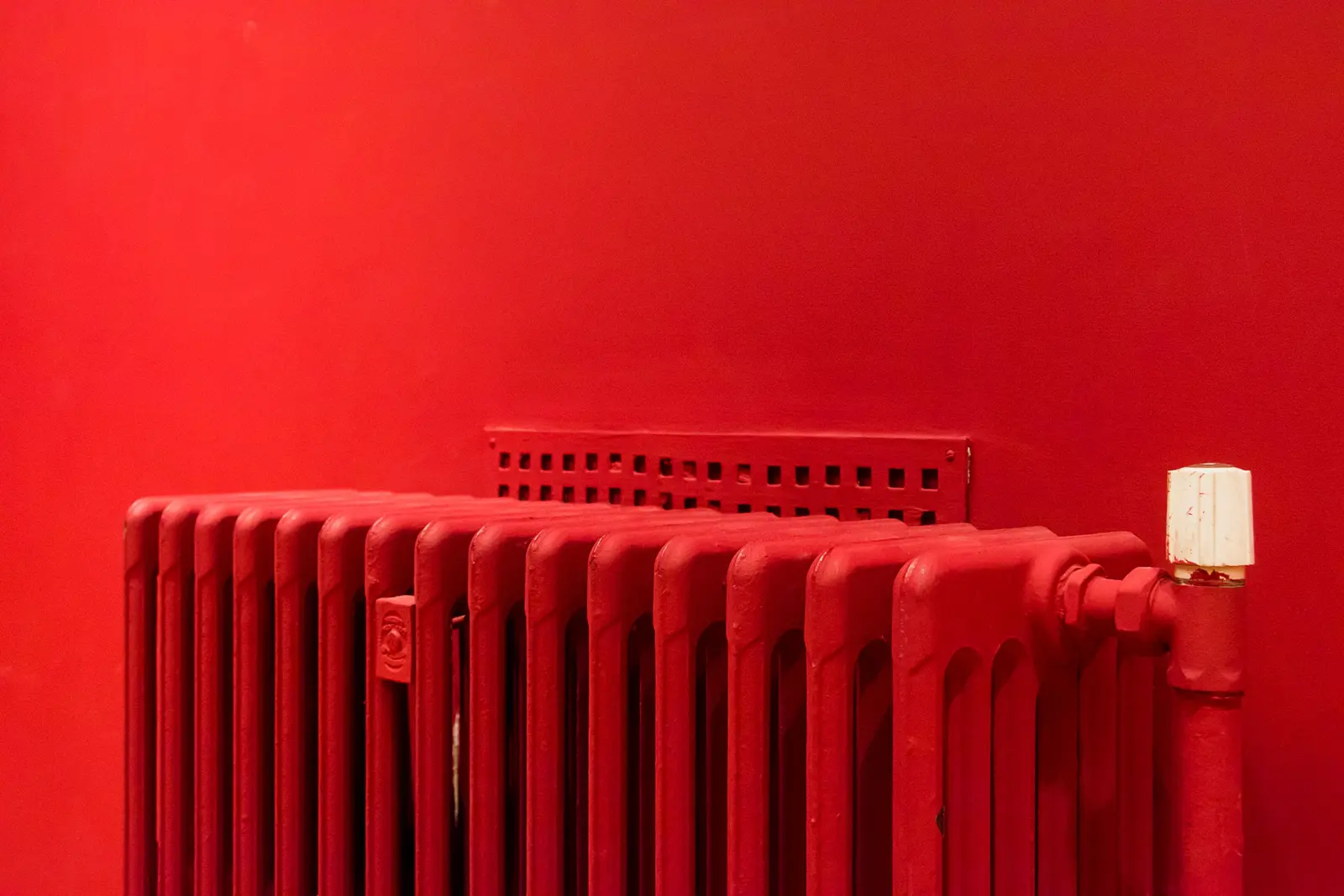 Termosifone in ghisa contro un muro, senza protezione