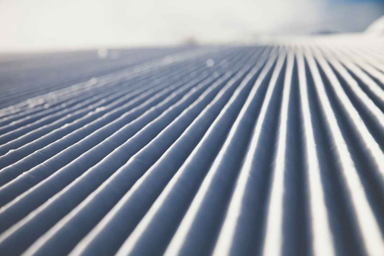 Neve battuta a righe sulla pista appena preparata
