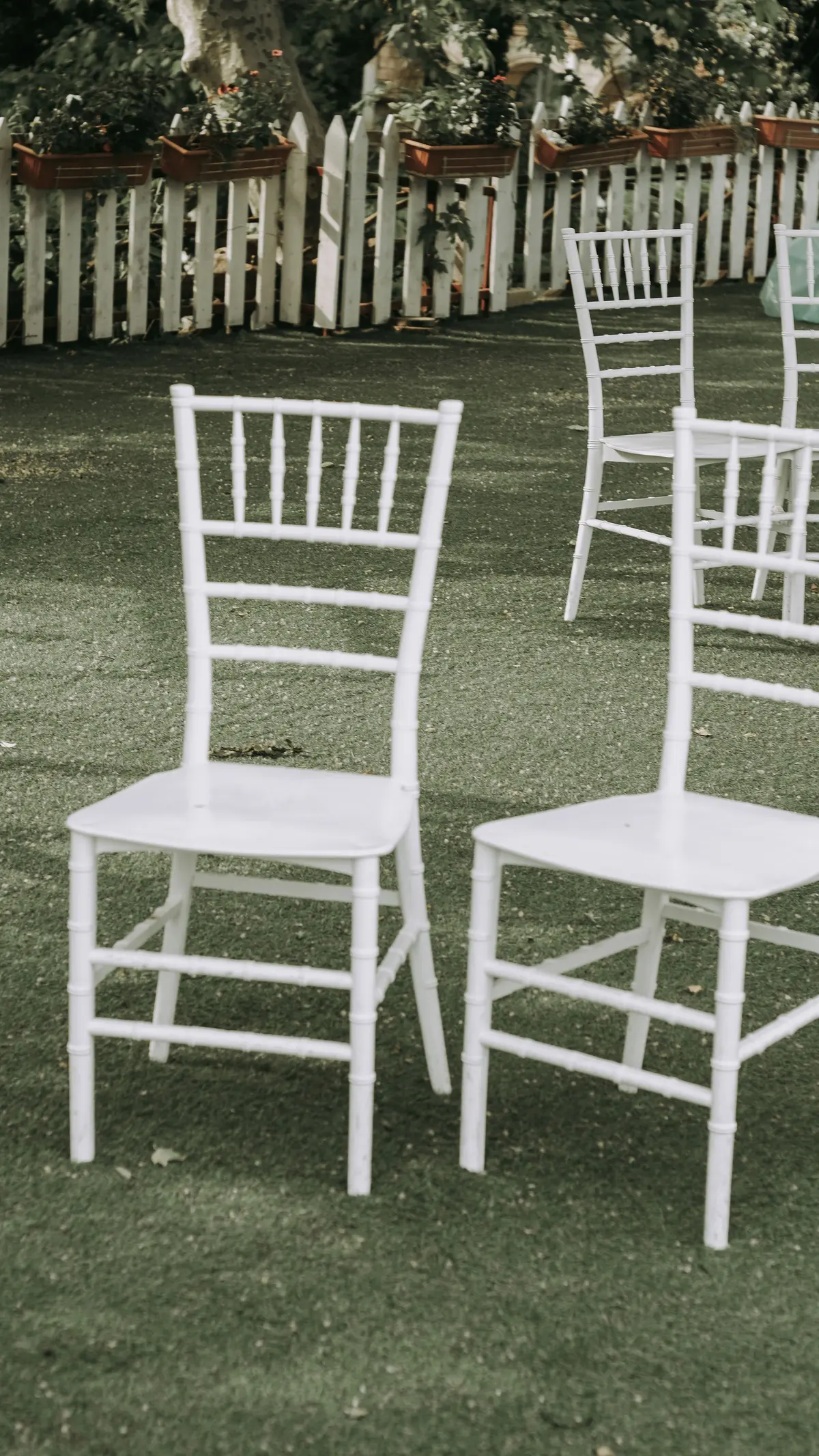 Due sedie Chiavari bianche sul prato