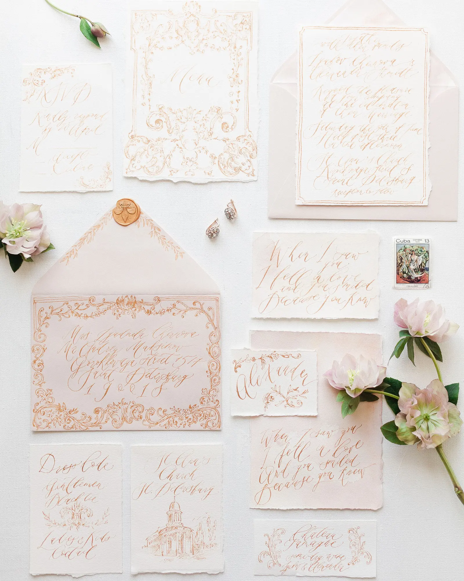 Suite di inviti scritti a mano in calligrafia color rame su carta rosata, con cornici disegnate, un sigillo di ceralacca e qualche rosa