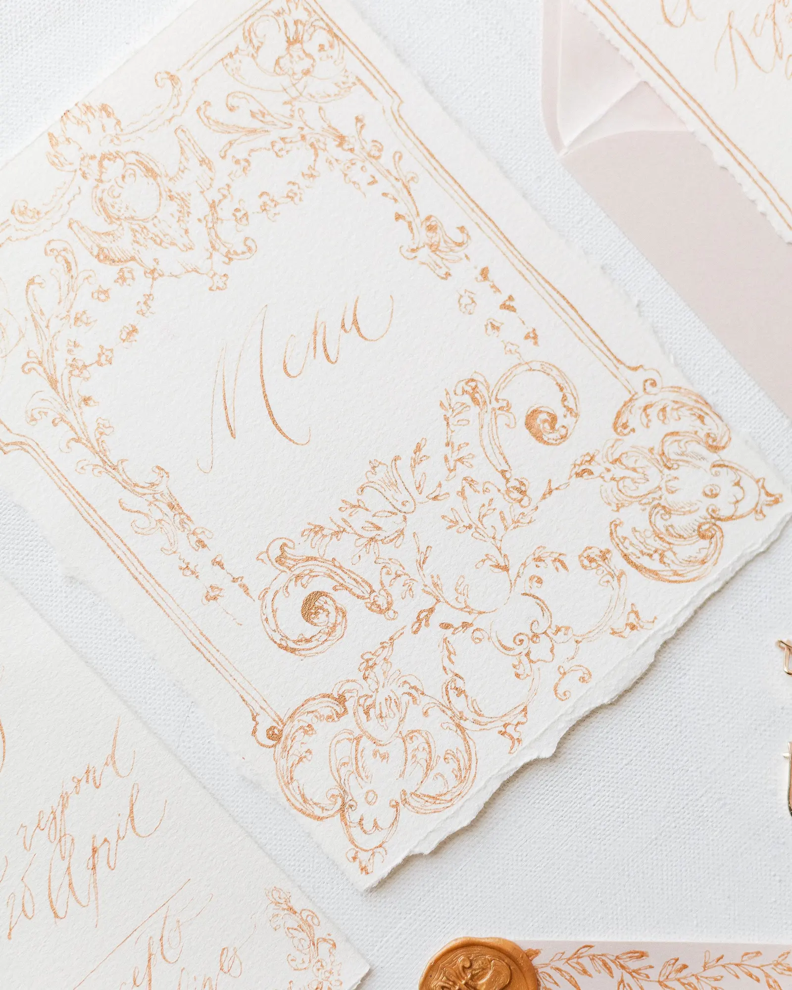 Un menù scritto in calligrafia color rame dentro una cornice barocca disegnata a mano, su carta con il bordo sfrangiato