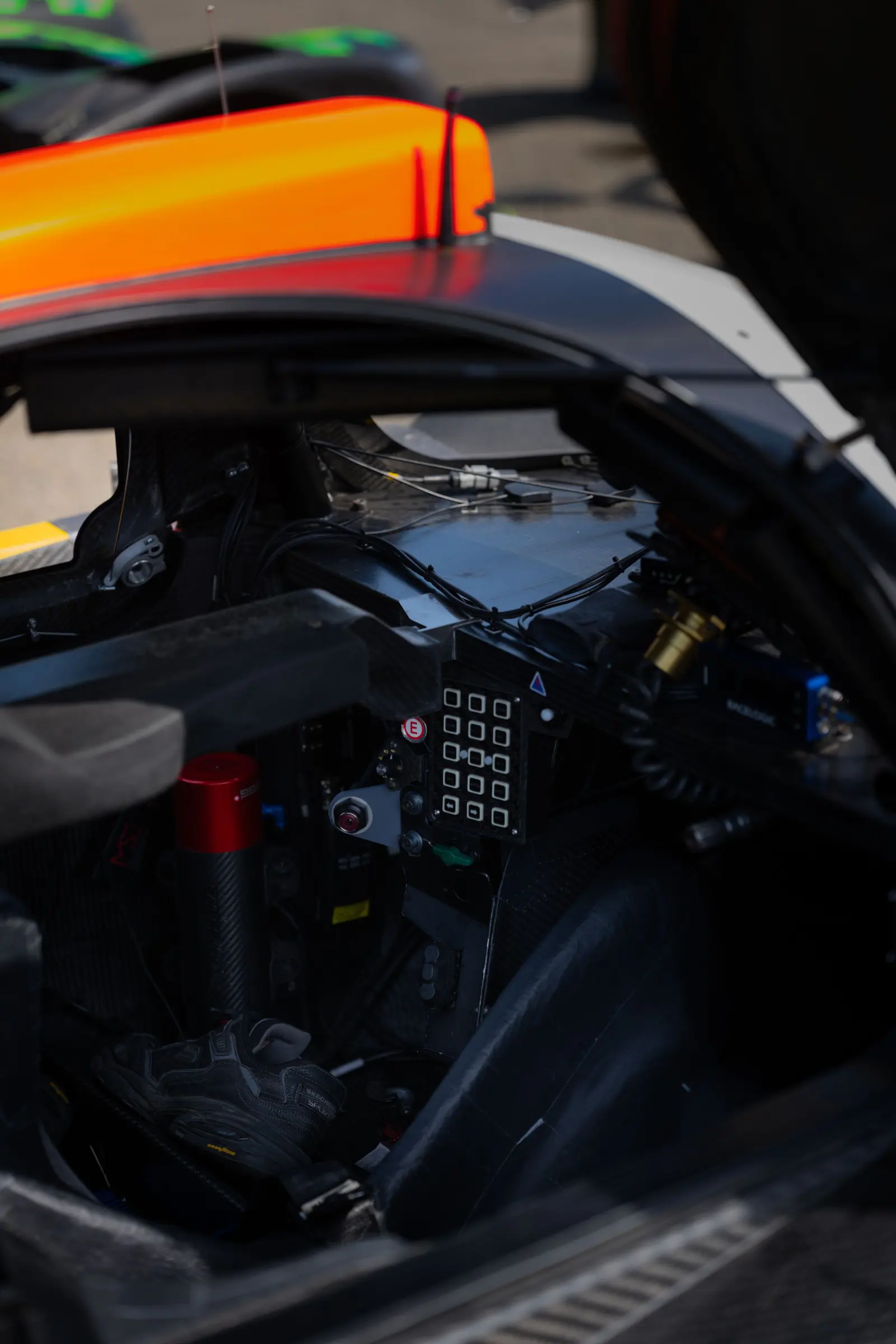 Abitacolo di una vettura da corsa: pulsantiera in carbonio, cablaggi e gabbia di sicurezza