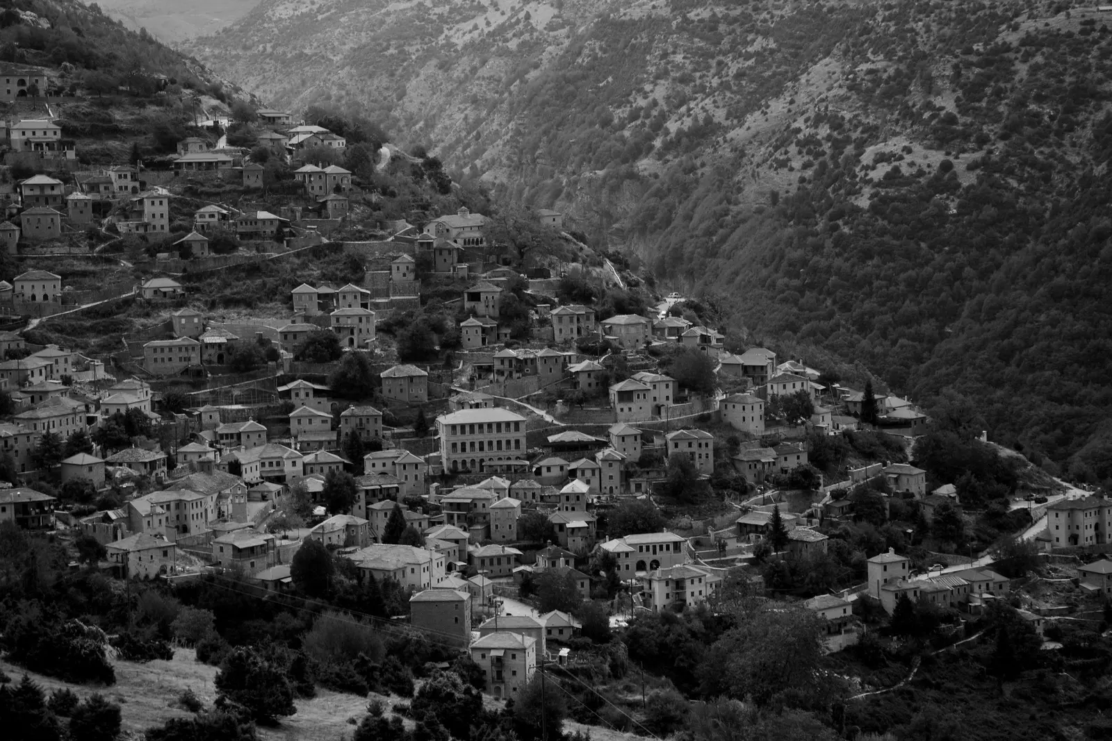 Paese di case in pietra sul versante della montagna