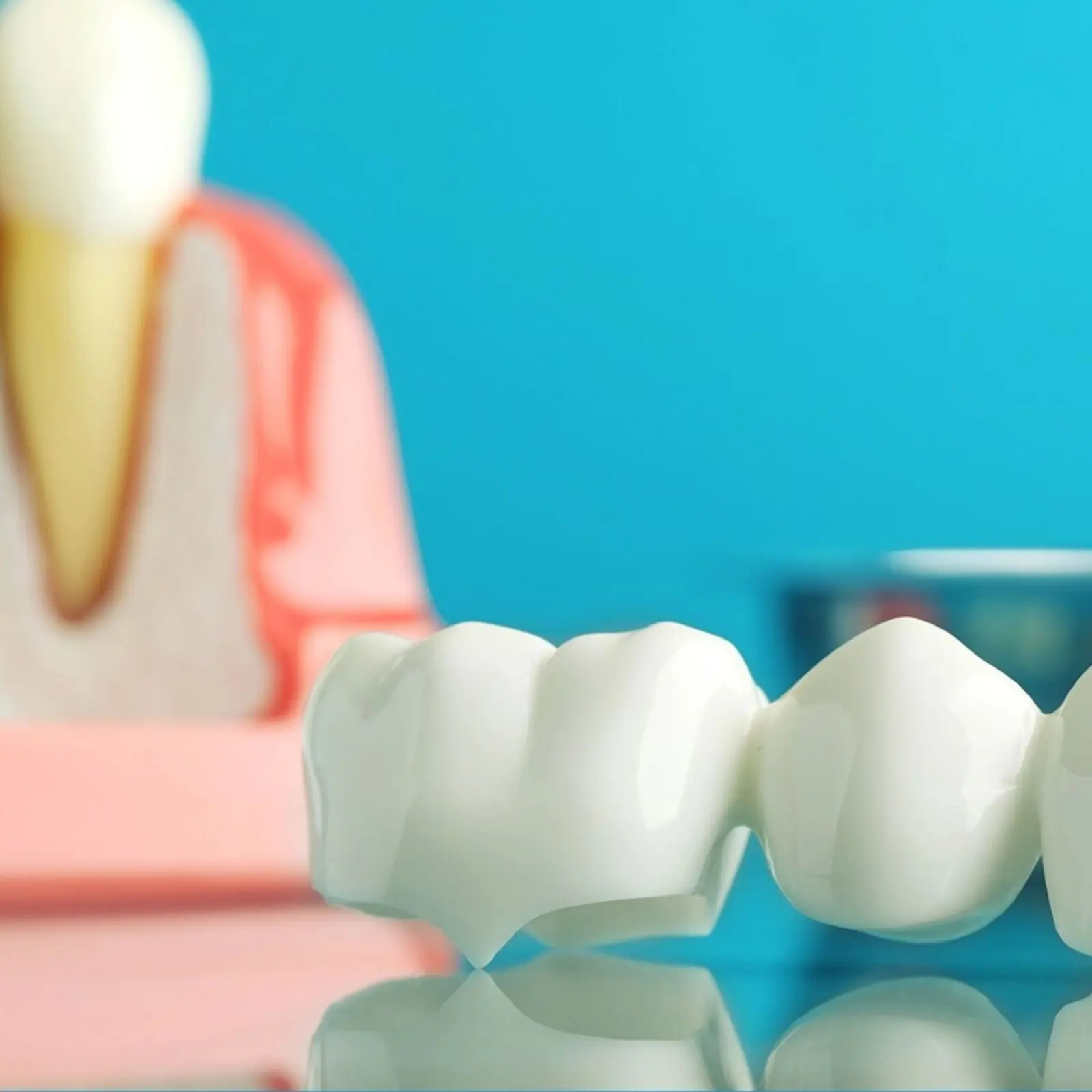 Ponte in ceramica appoggiato su una superficie lucida, fondo azzurro