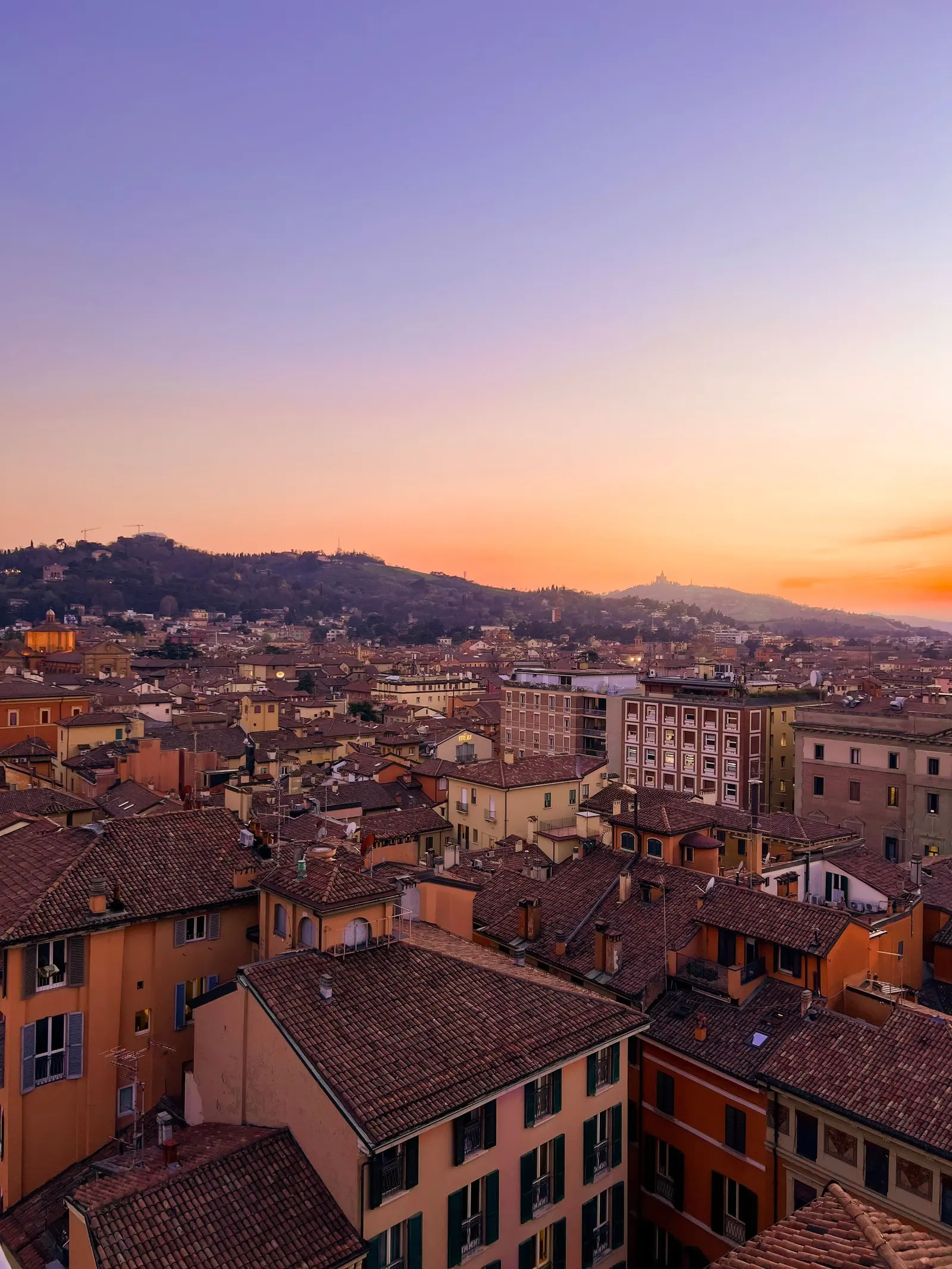Tetti rossi di una città storica al tramonto
