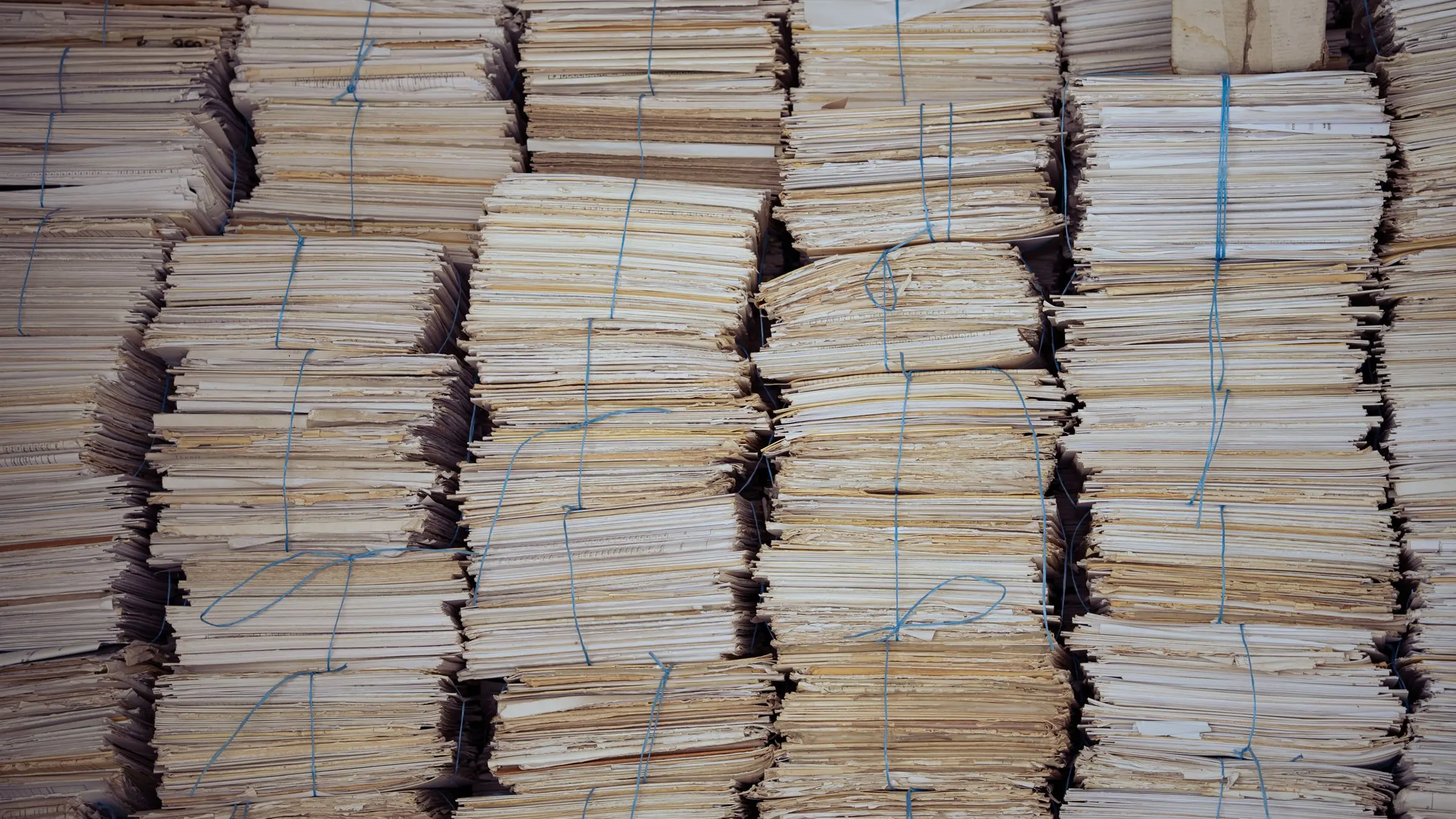 Pile di carte d'archivio legate a mazzi con lo spago