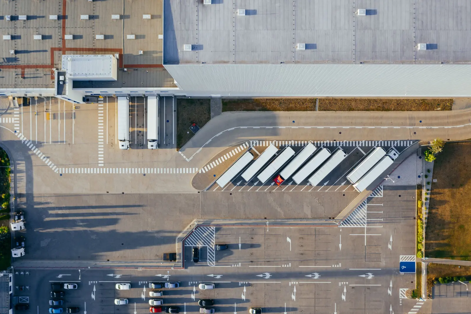Il polo logistico visto dal drone: la copertura, le baie di carico, i semirimorchi in sosta e il parcheggio