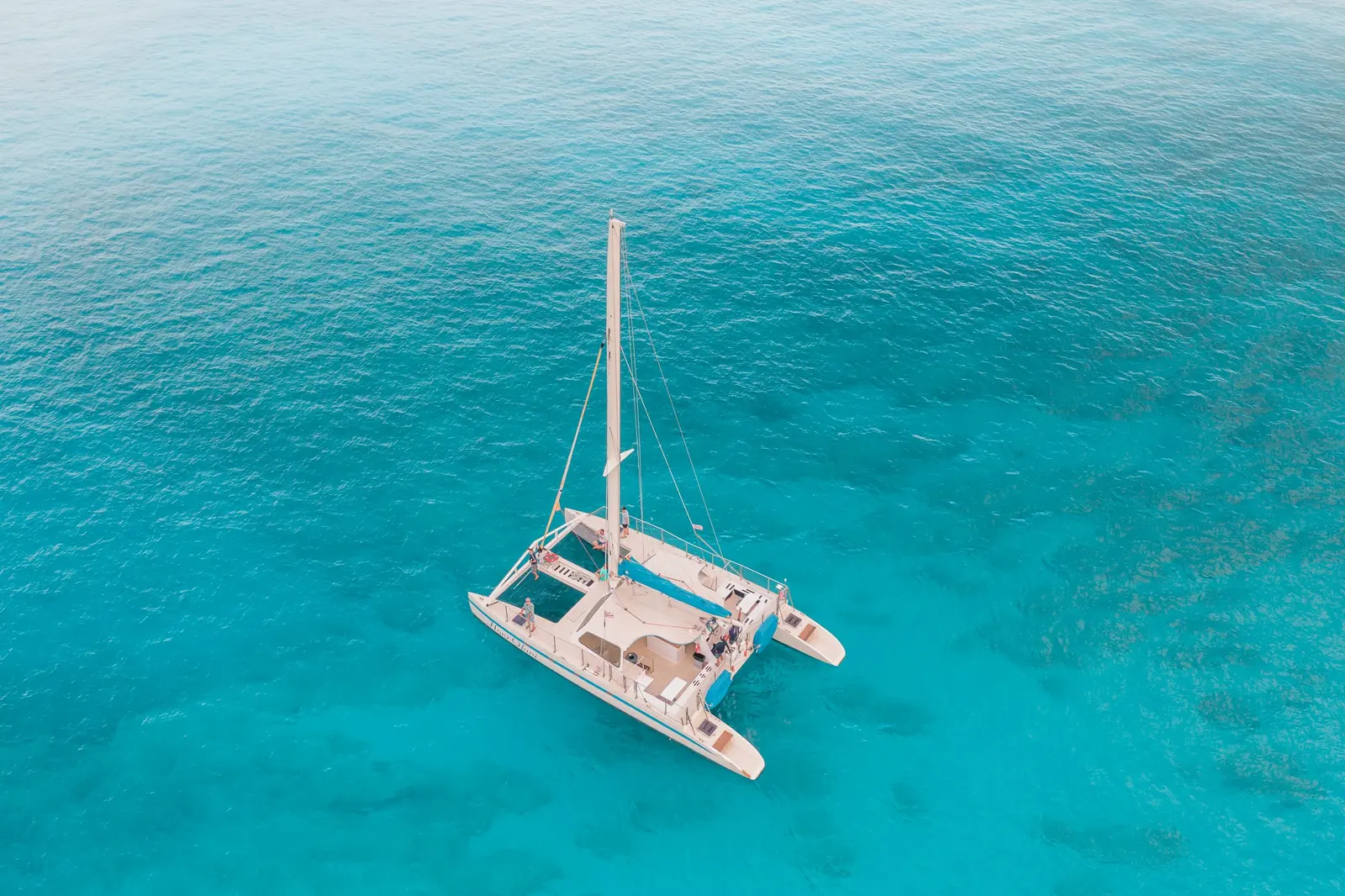 Catamarano a vela moderno visto dall'alto, alla fonda su acqua turchese