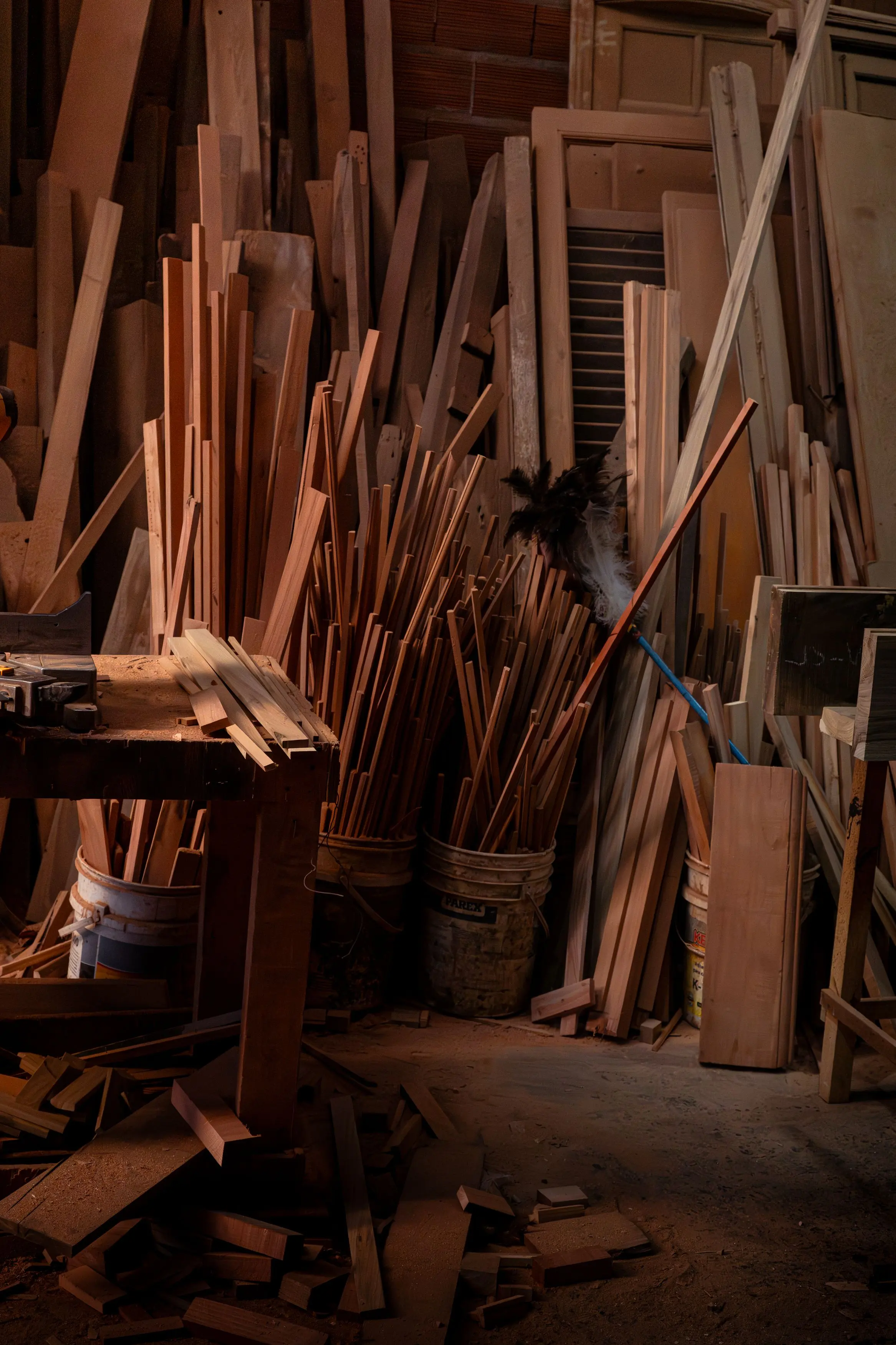 Pannelli e listelli di legno accatastati in un magazzino