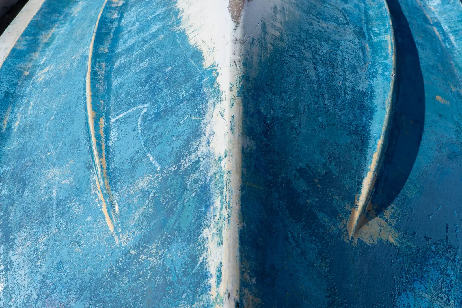 Carena blu consumata vista da vicino, con la vecchia pittura graffiata