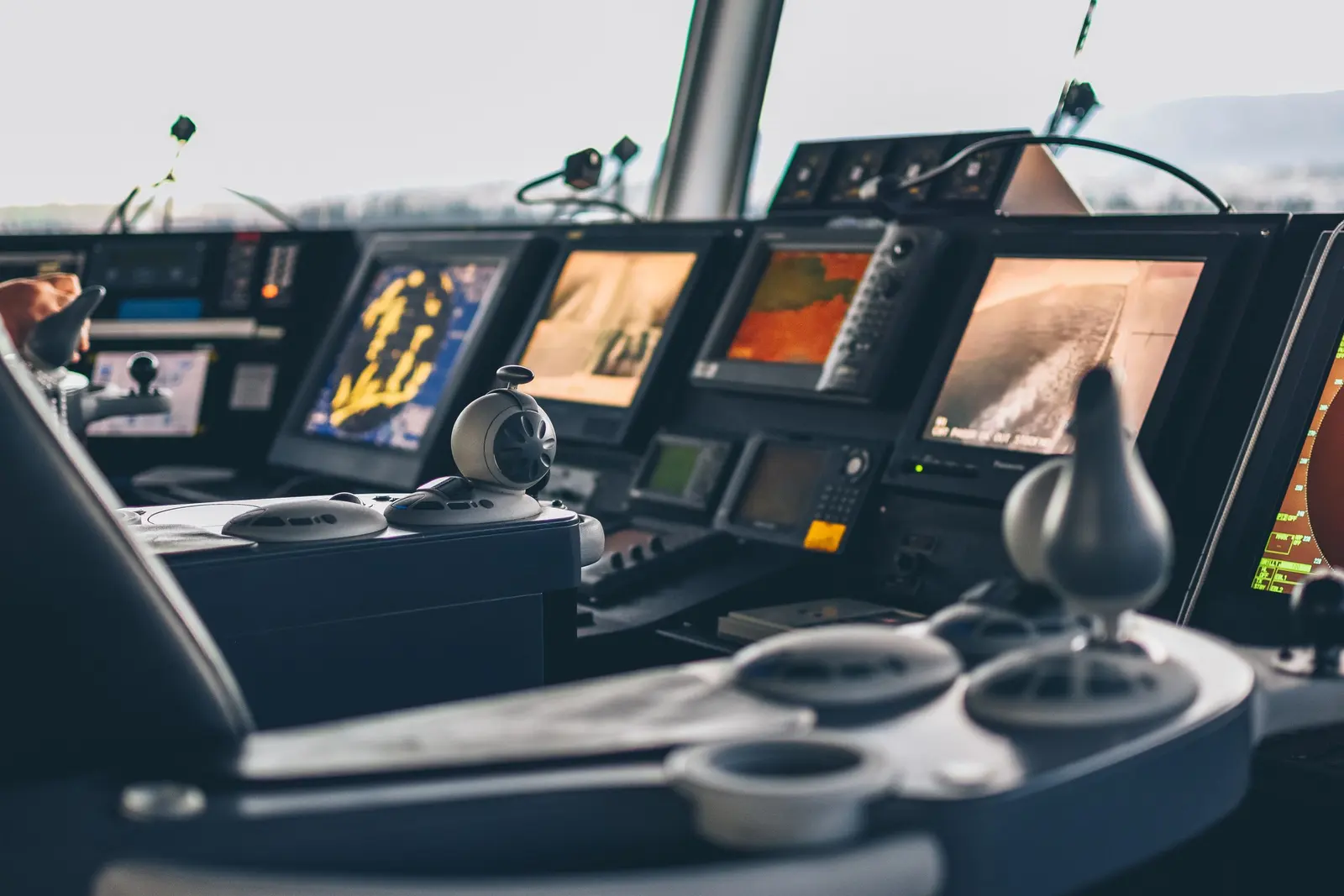Plancia con schermi di navigazione, joystick e leve di comando