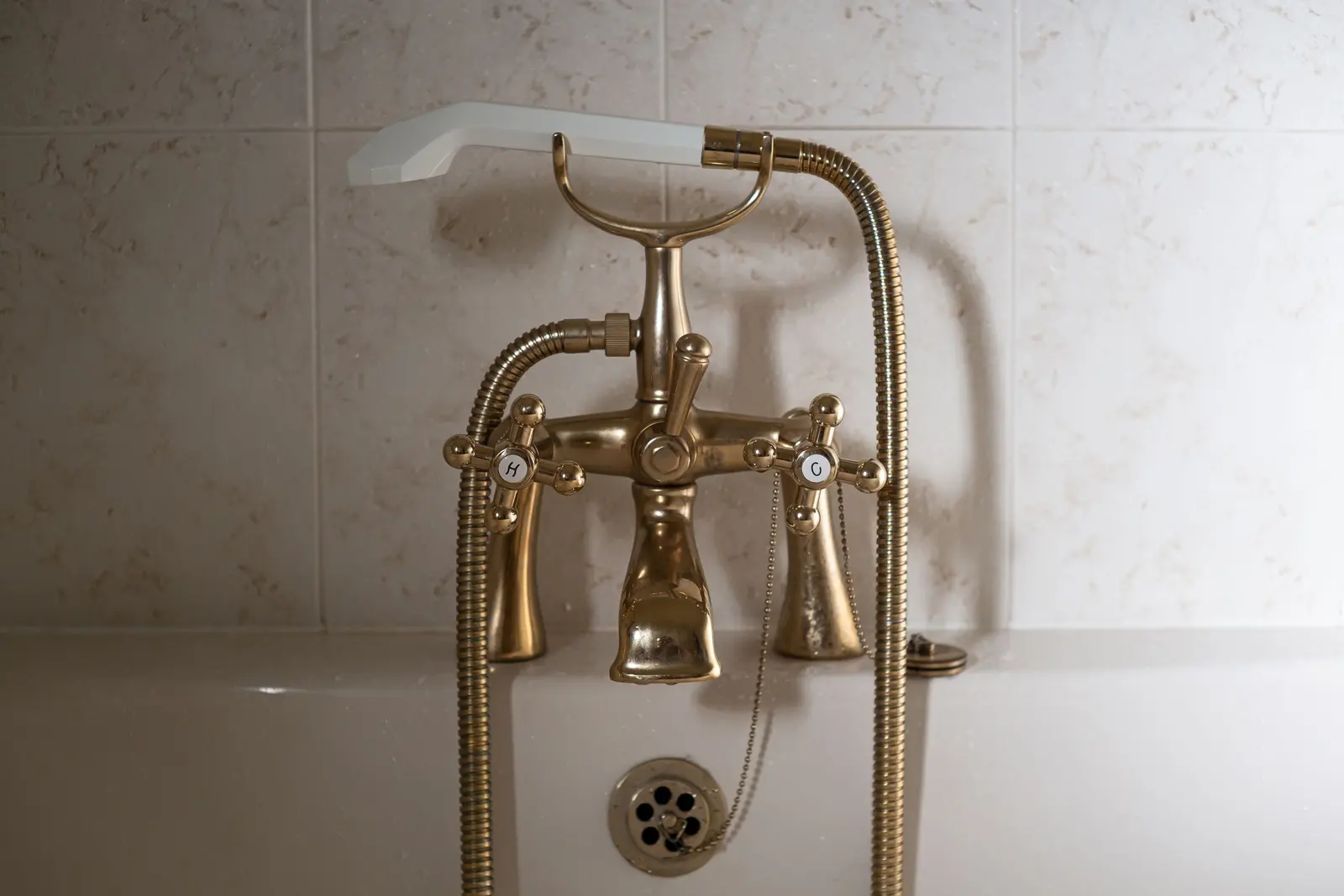 Rubinetteria in ottone di una vasca da bagno