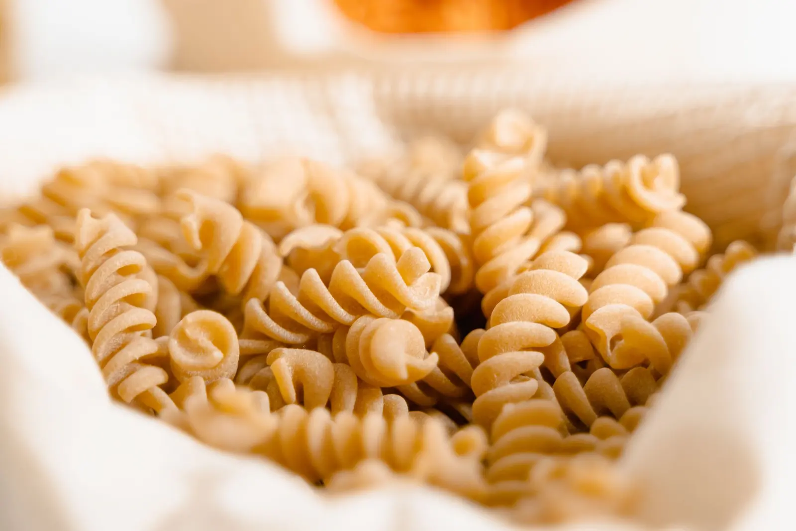 Fusilli secchi in un sacchetto di tela, da vicino