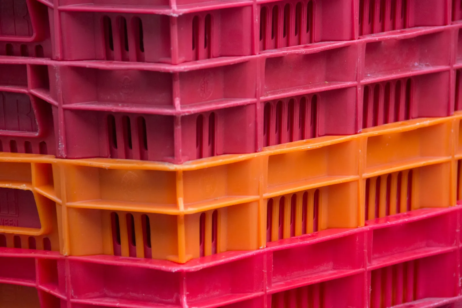Cassette di plastica rosa e arancio impilate
