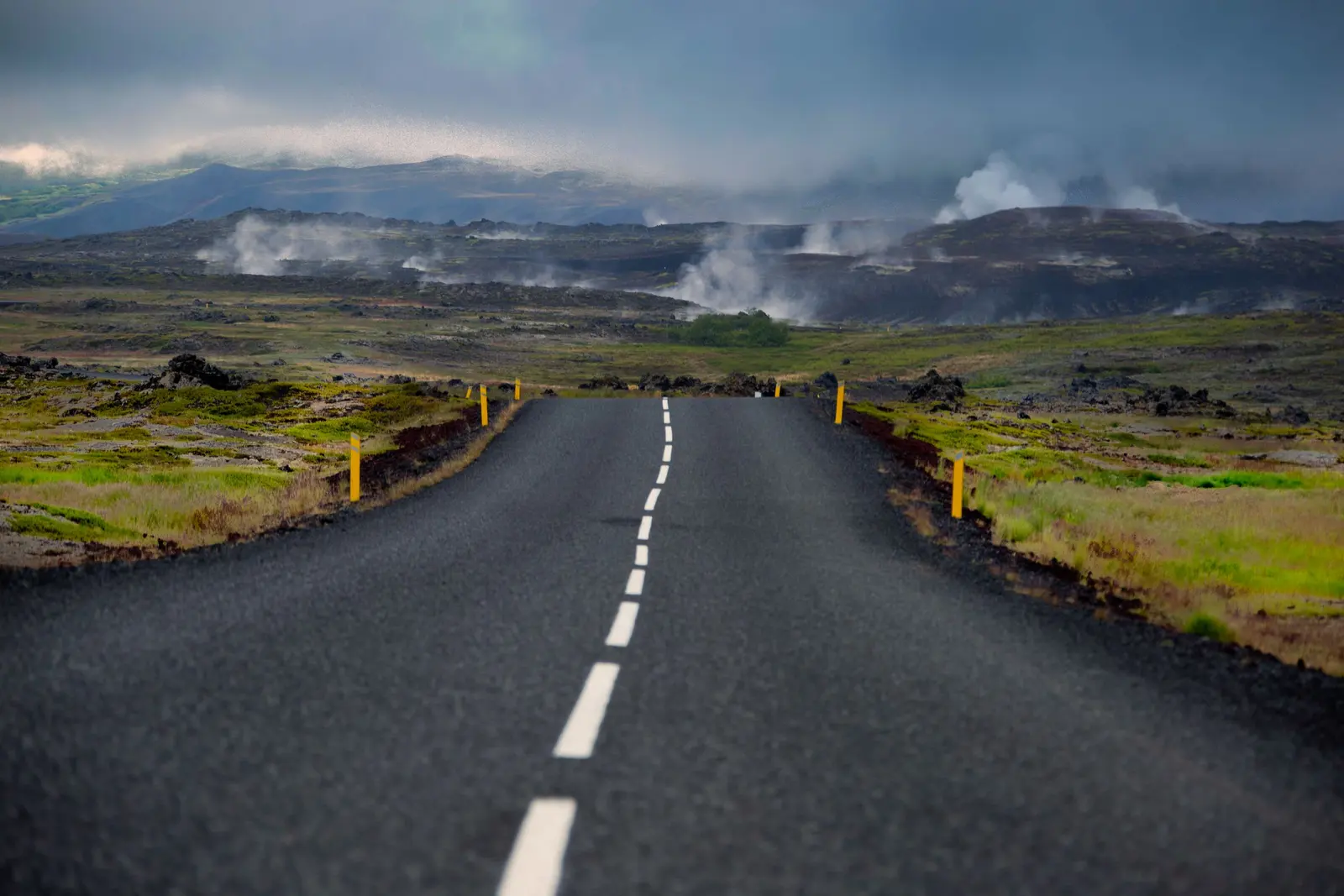 La strada che scende verso la zona geotermica di Mývatn, con i vapori che salgono all'orizzonte