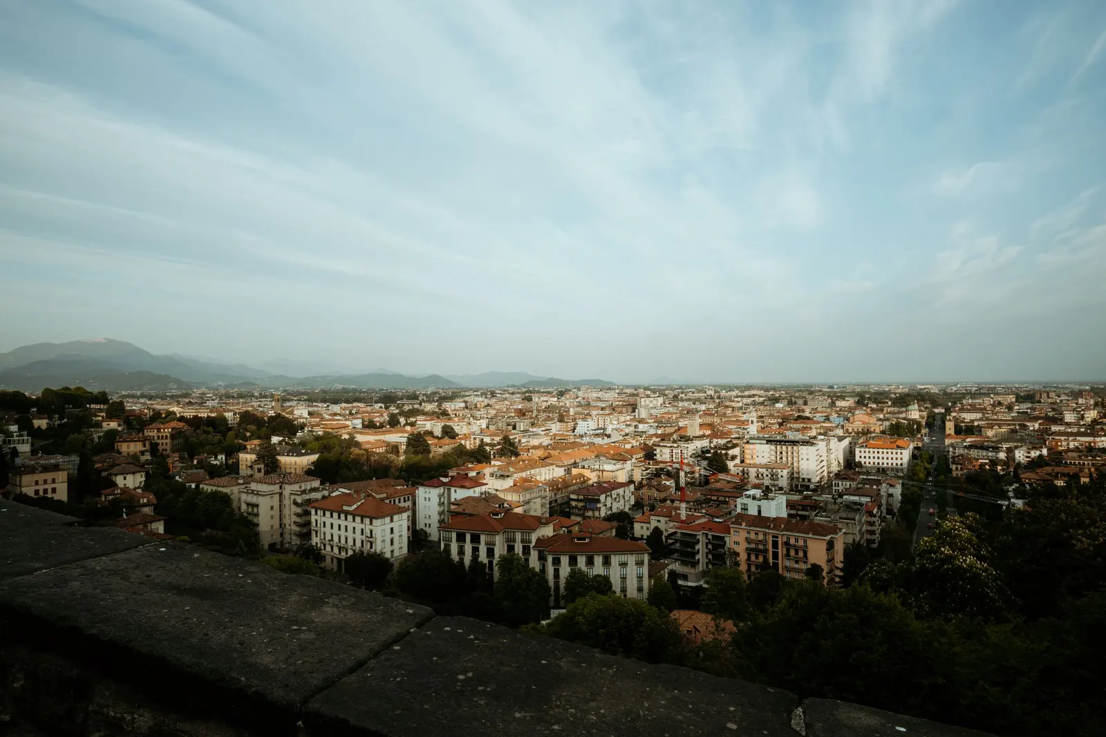 Veduta aerea di una città italiana con le colline sullo sfondo