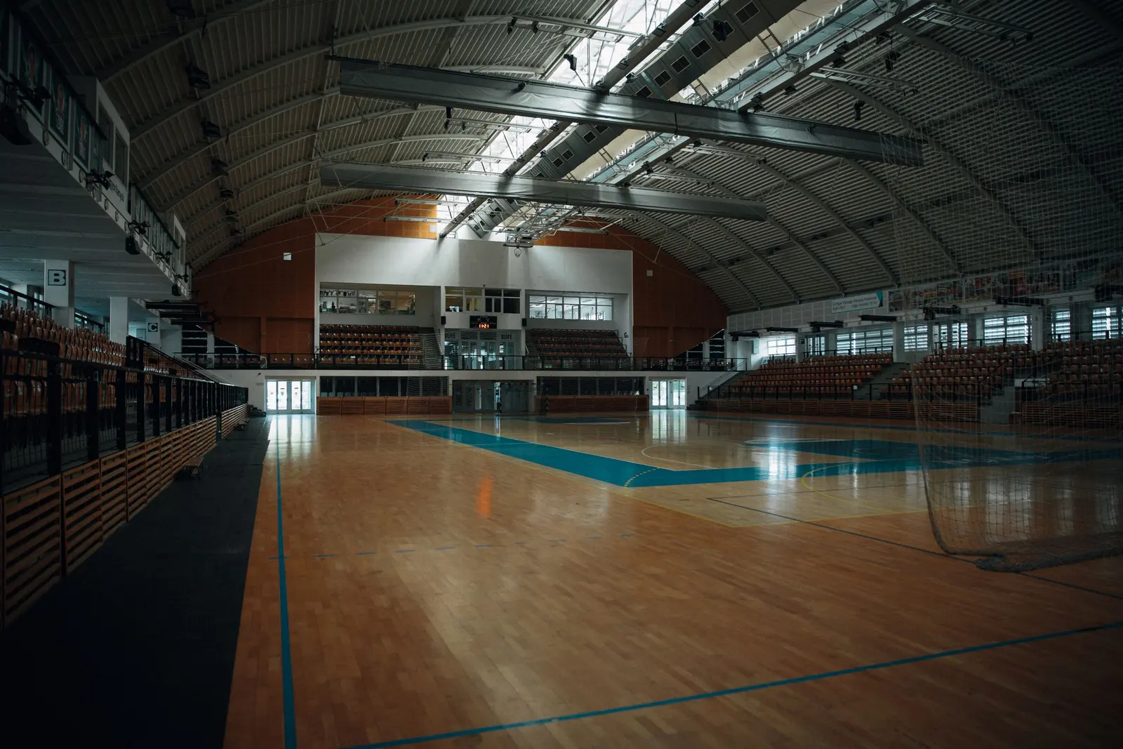 Il palazzetto vuoto prima della partita, con il parquet lucido e le tribune