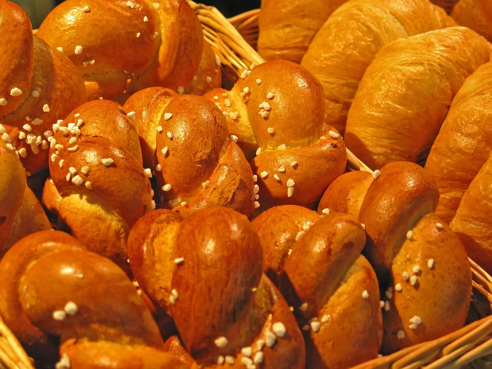 Brioche lucide con granella di zucchero in un cesto