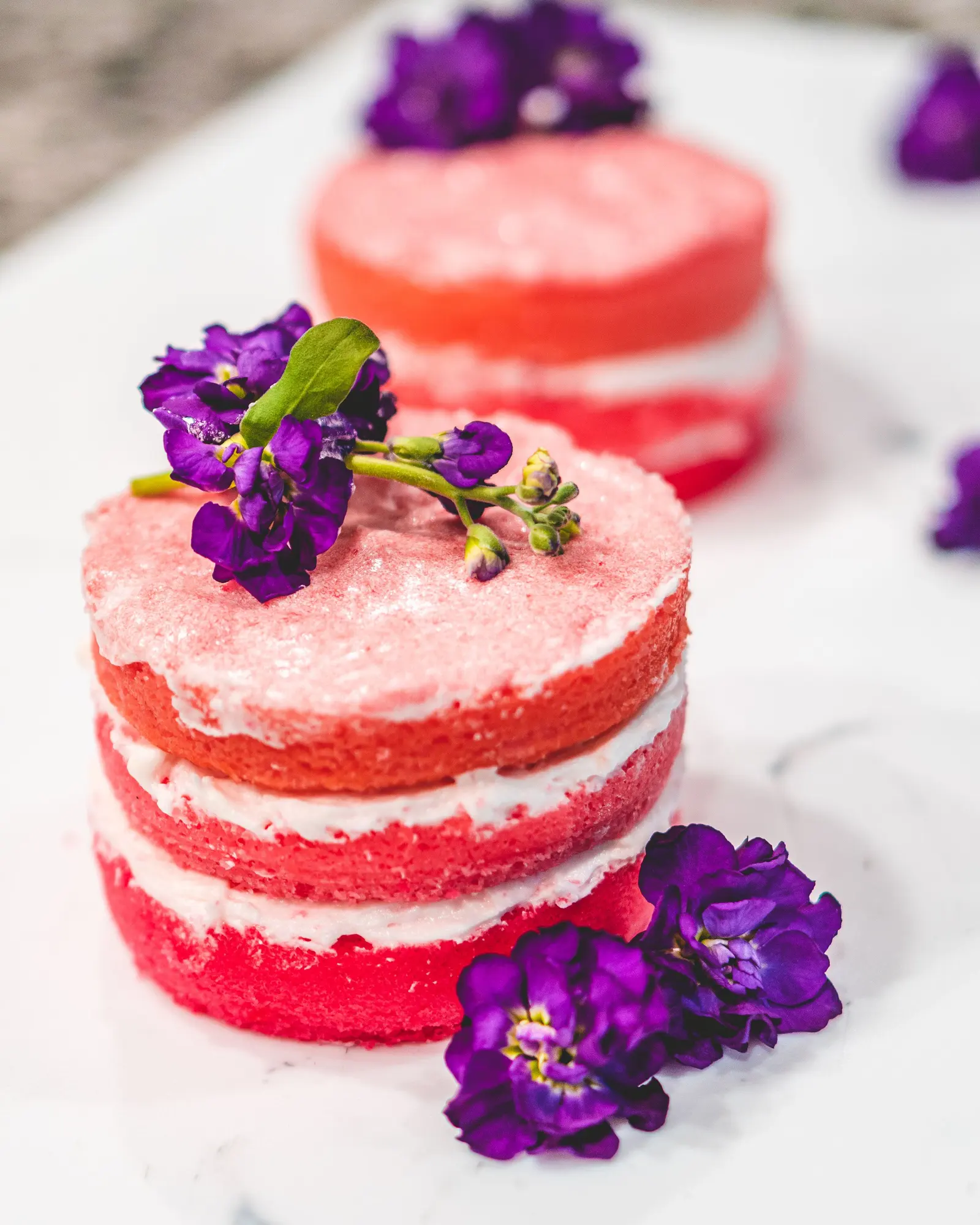 Torta a strati rosa con fiori viola