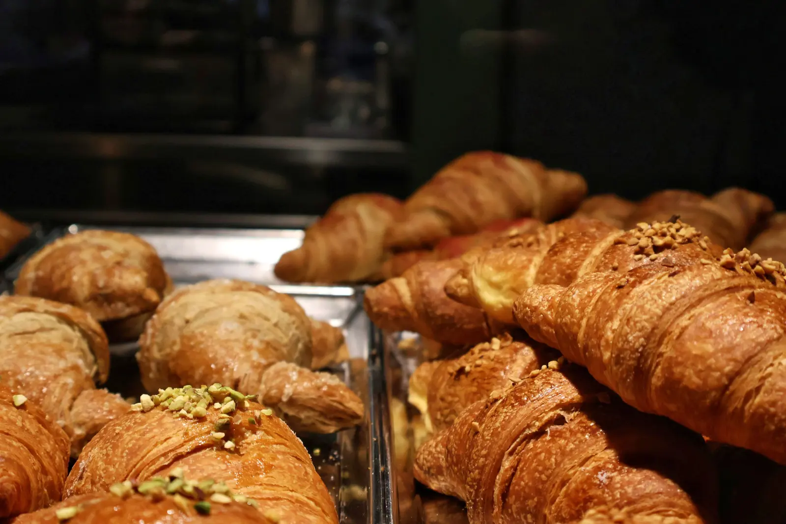 Cornetti sfogliati, alcuni con granella di pistacchio, nella vetrina