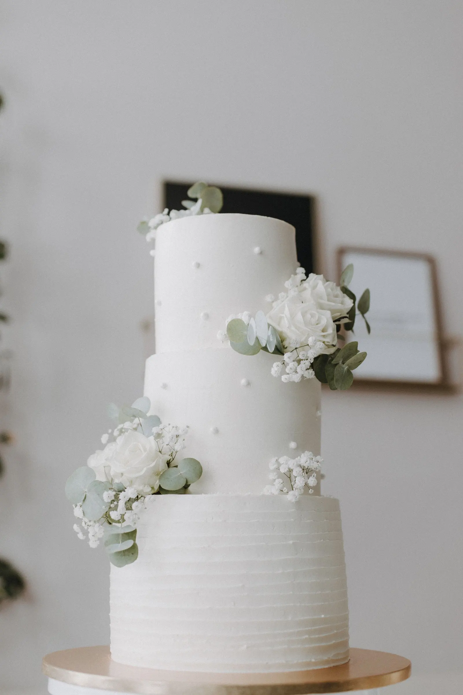 Torta nuziale bianca a tre piani con rose