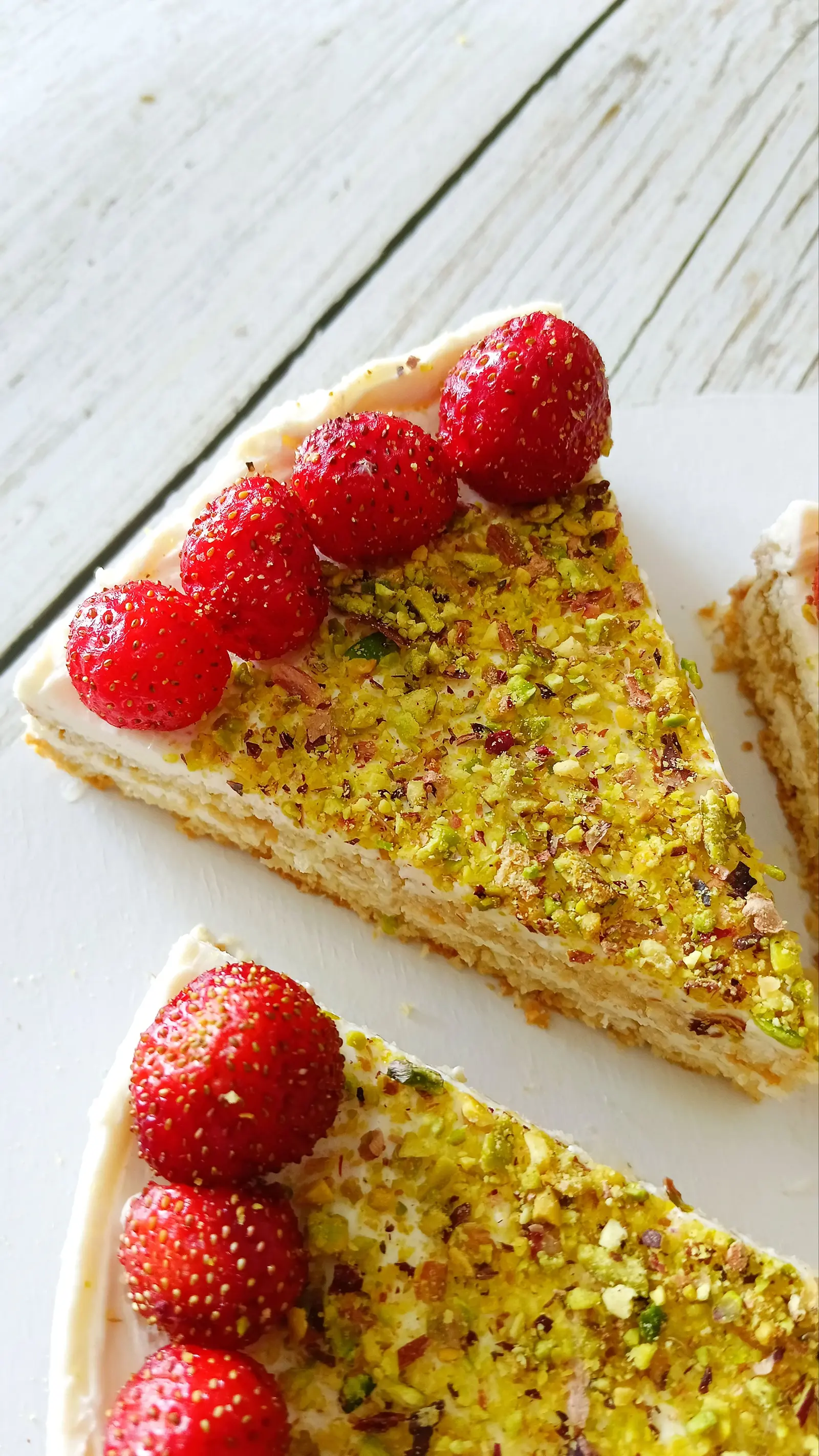 Fette di torta al pistacchio con fragole