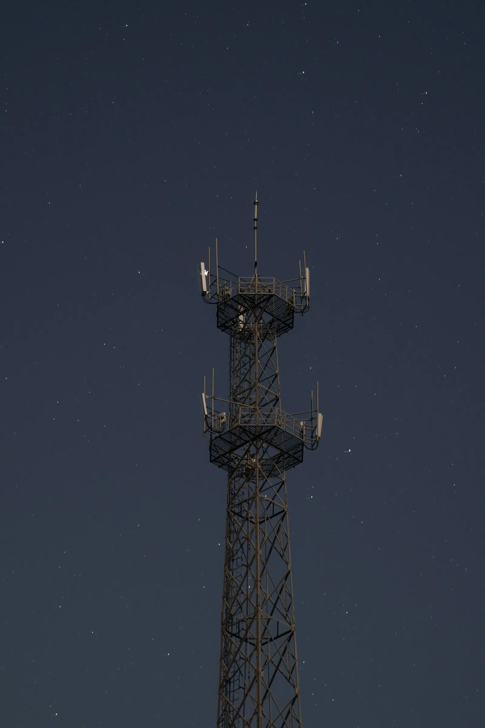 Un traliccio per telecomunicazioni sotto un cielo stellato