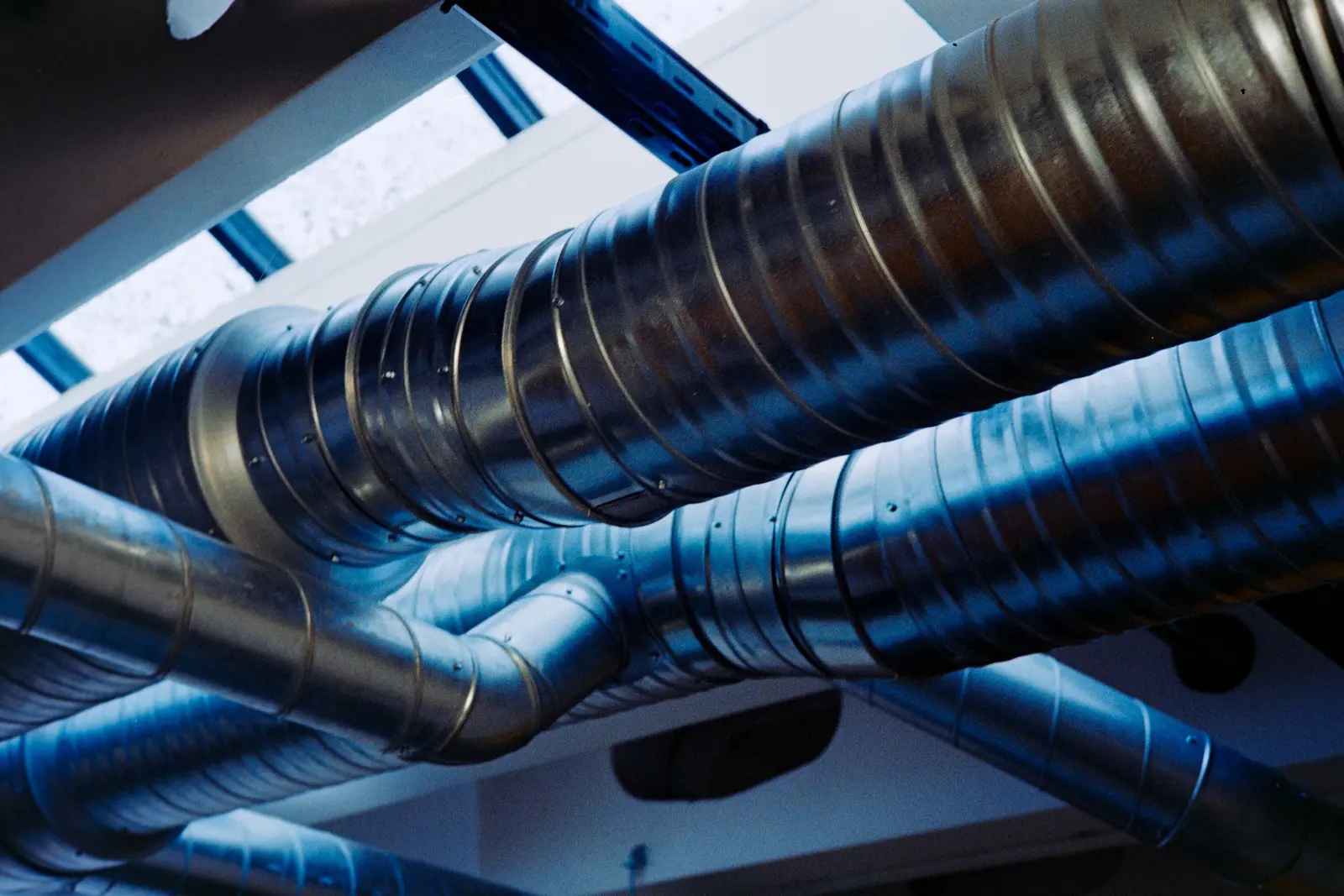 Condotte spiroidali di distribuzione dell'aria a vista sotto un soffitto