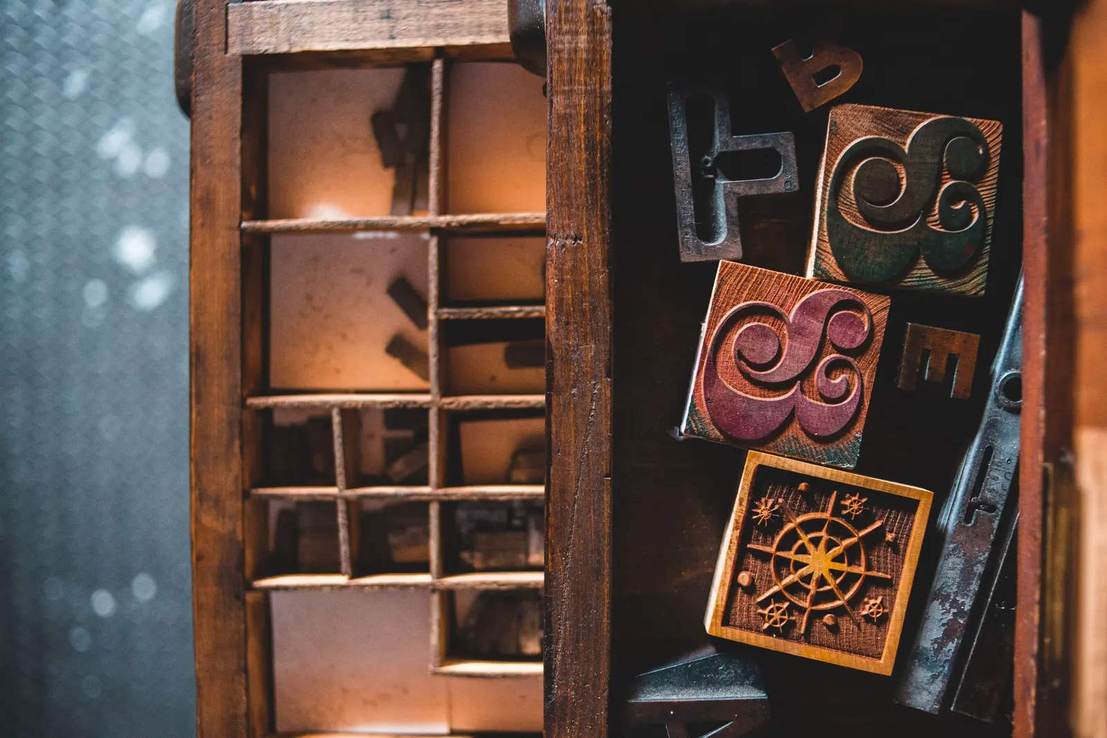 Un cassetto di legno con caratteri e fregi tipografici in legno e in metallo