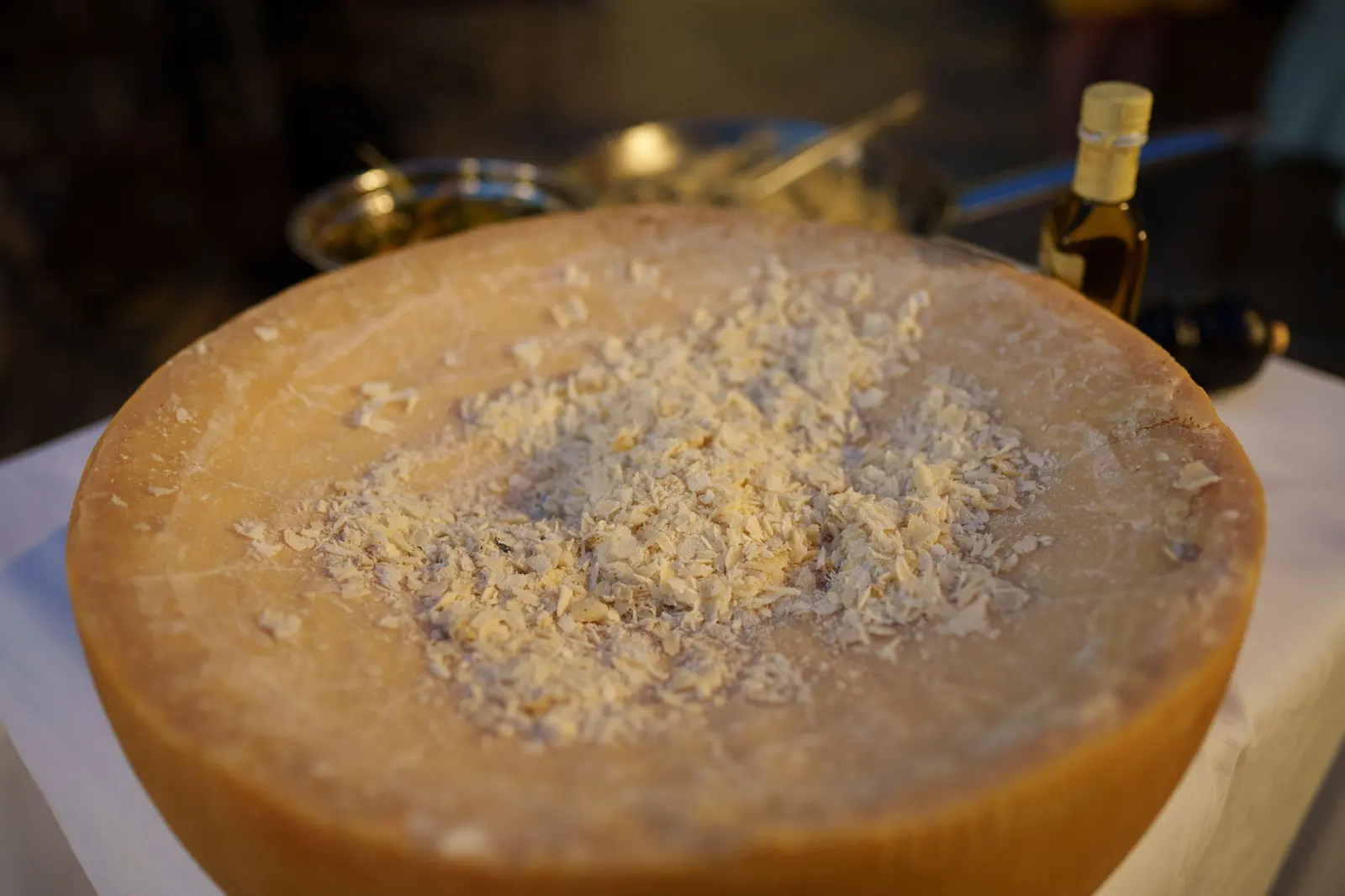 Una forma di formaggio stagionato raschiata in superficie