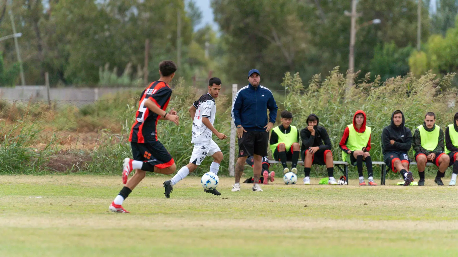 La panchina in pettorina gialla segue la partita da bordo campo