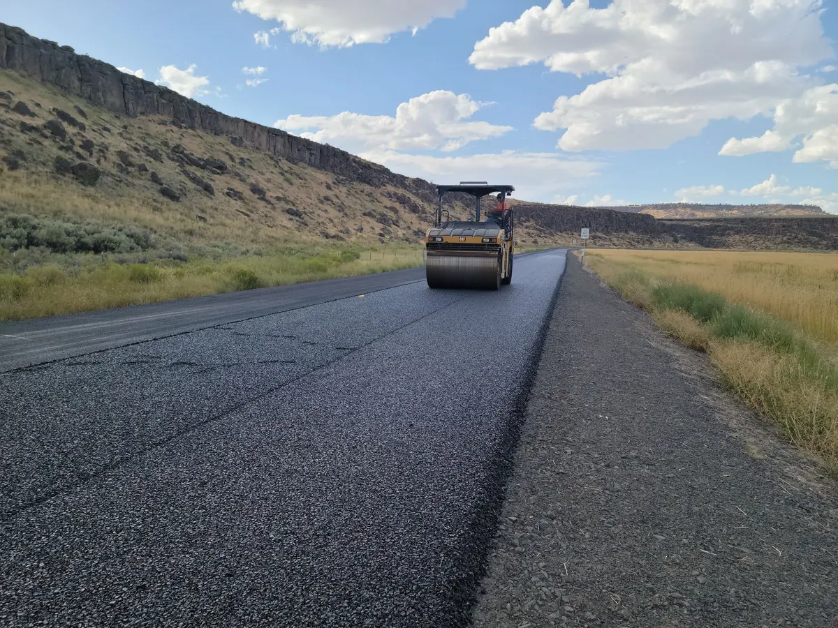 Rullo compressore su una strada appena asfaltata