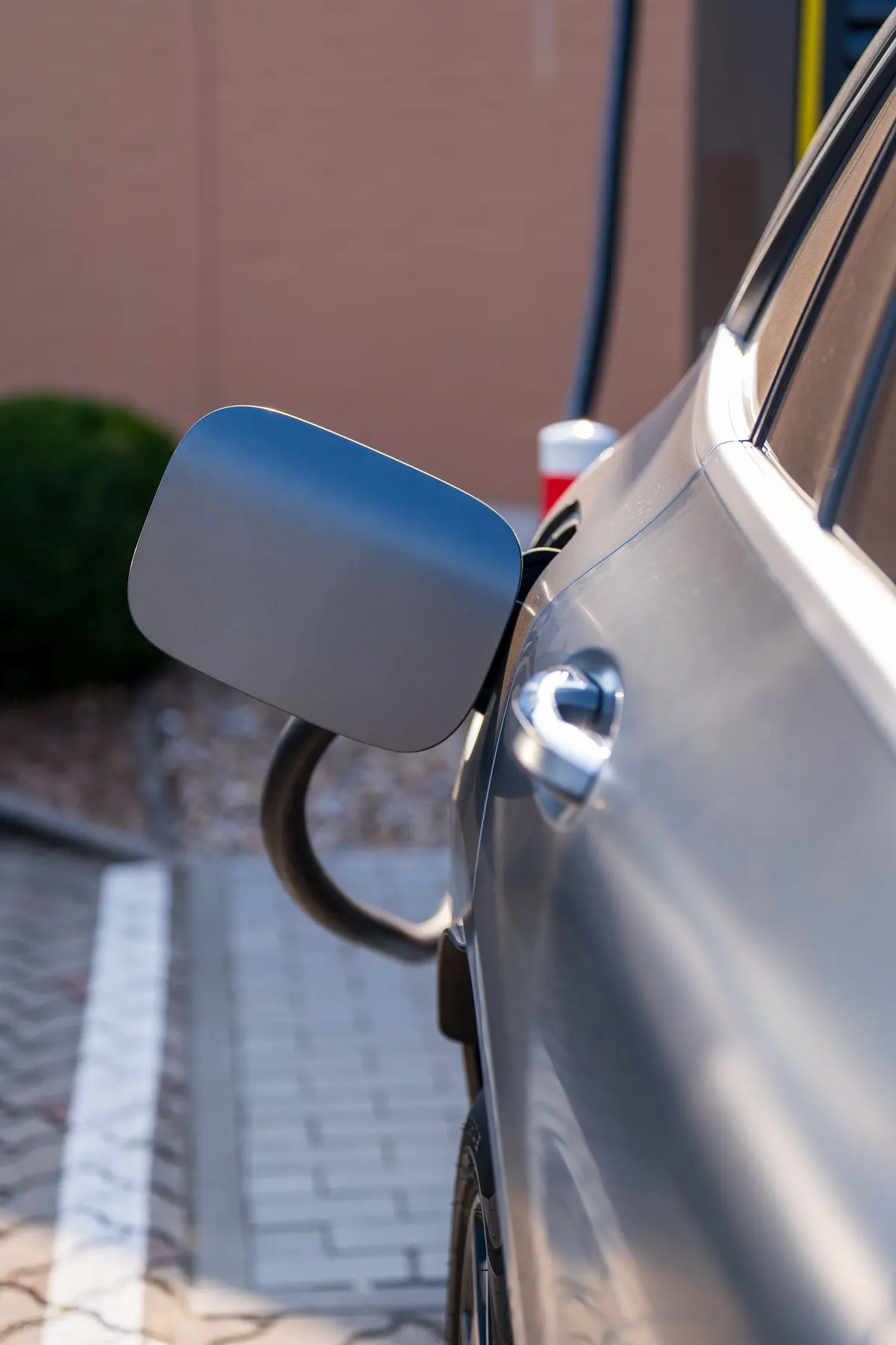 Fianco di un'auto argento, senza marchi