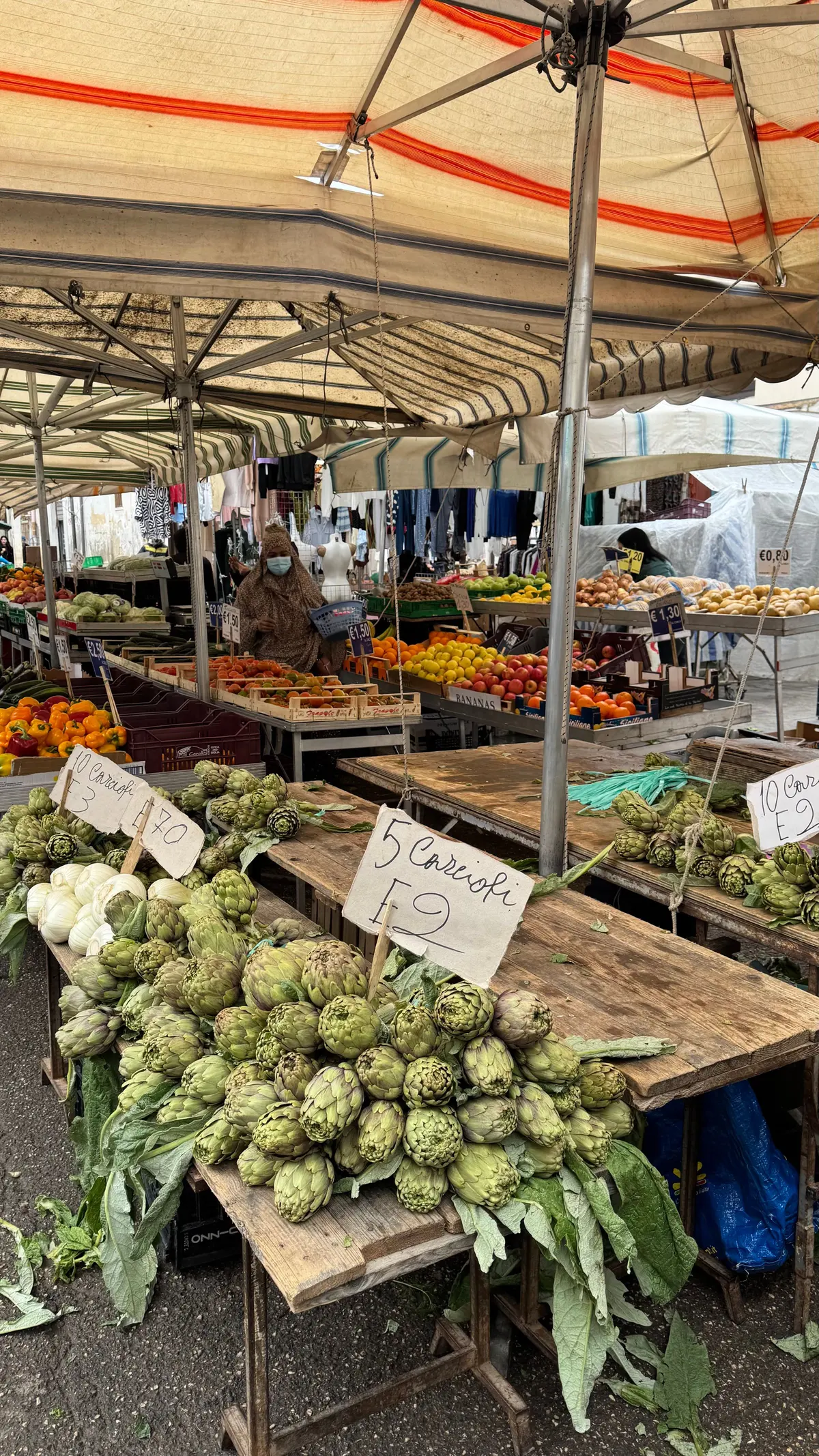 Banco del mercato con carciofi e prezzi scritti a mano