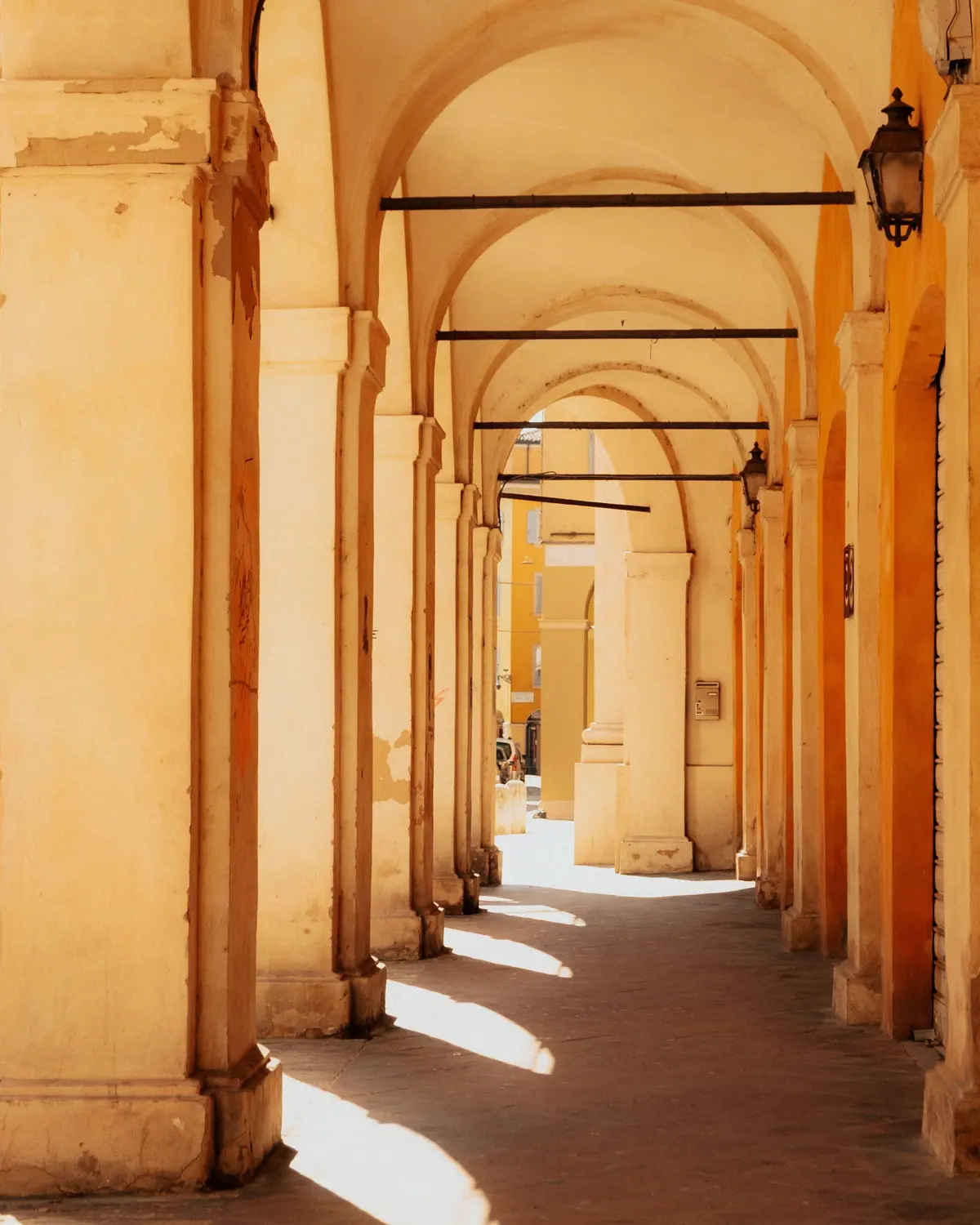 Portici color ocra in luce radente