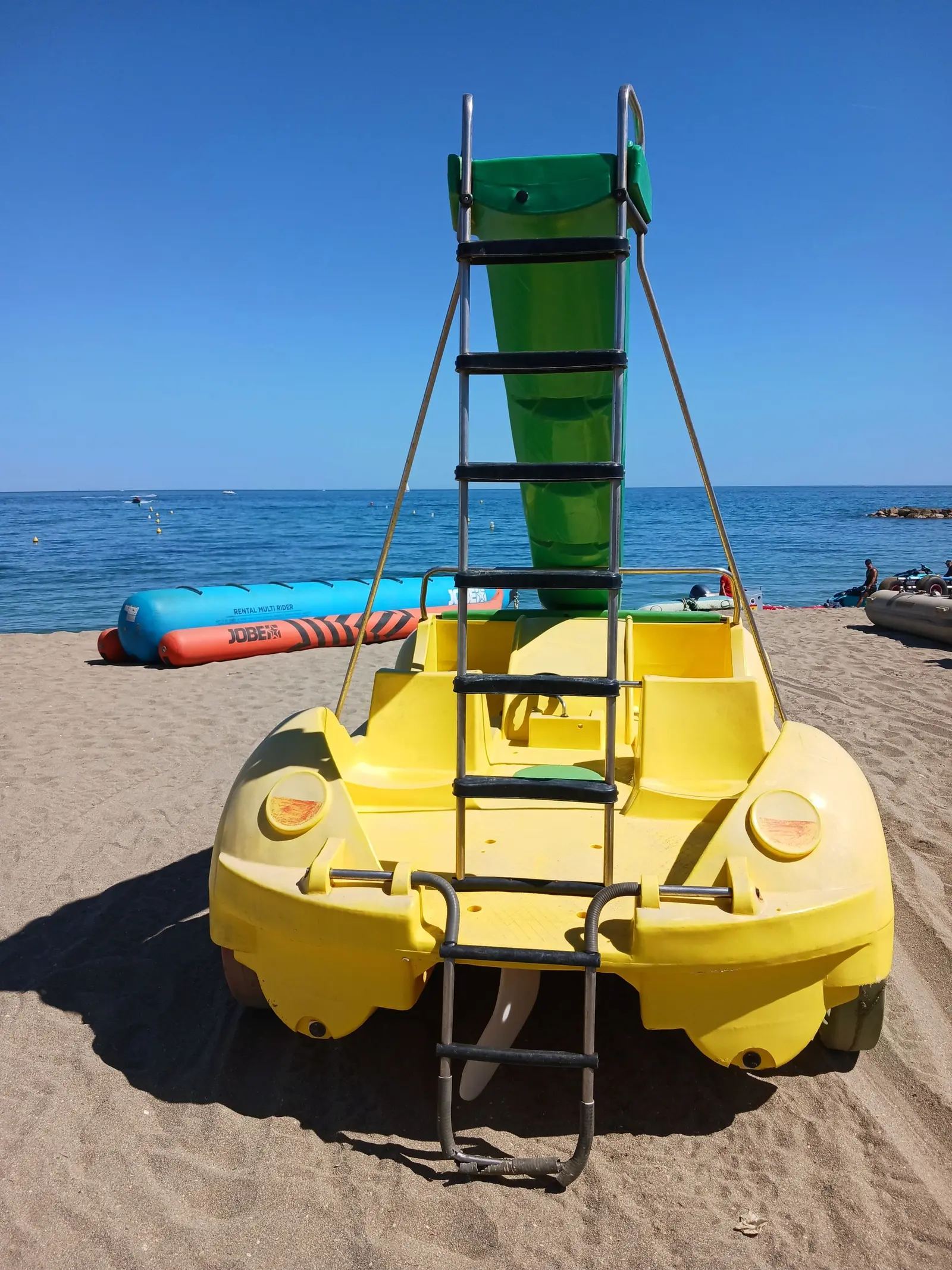 Pedalò giallo con lo scivolo sulla spiaggia