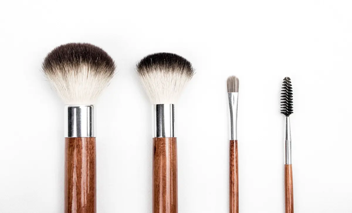 Quattro pennelli da trucco con il manico di legno