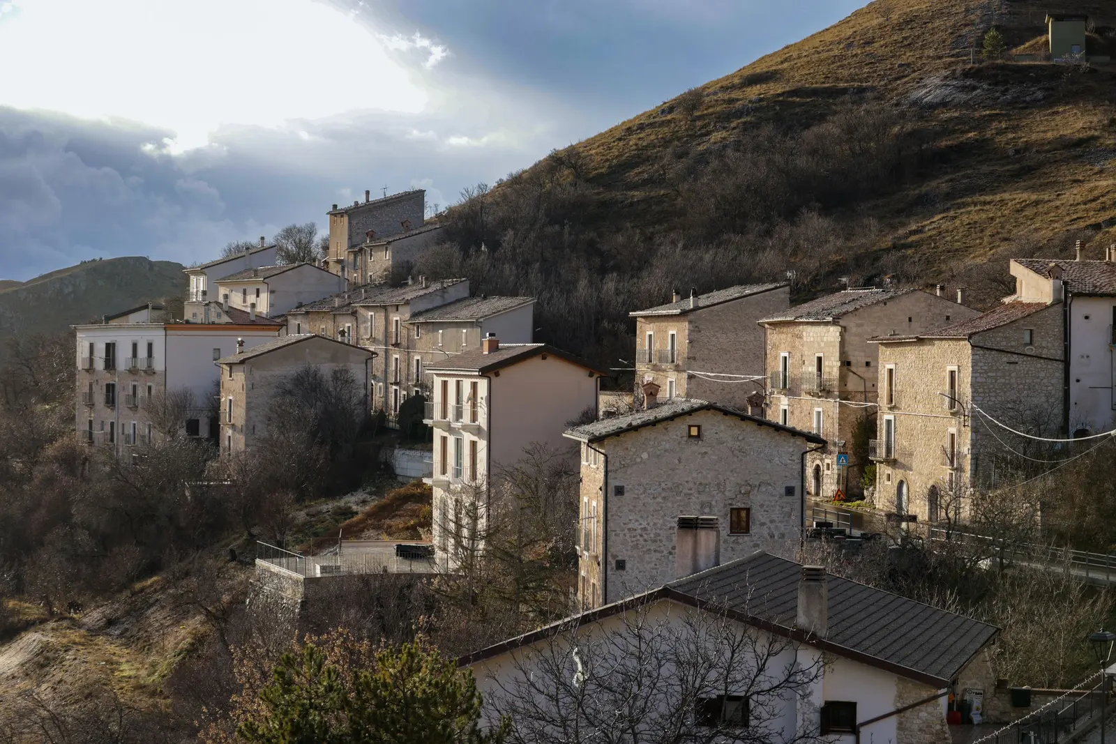Un paese di pietra sul fianco di una collina, con le case addossate l'una all'altra
