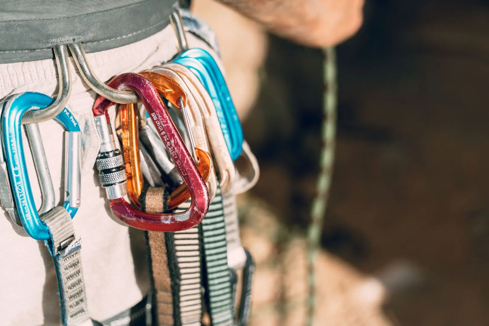 Moschettoni colorati e fettucce appesi ai portamateriali di un imbrago