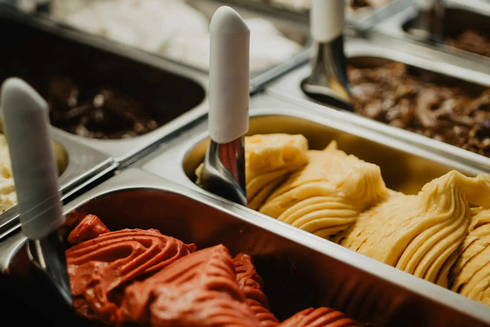 Carapine d'acciaio con il gelato a onde e le spatole