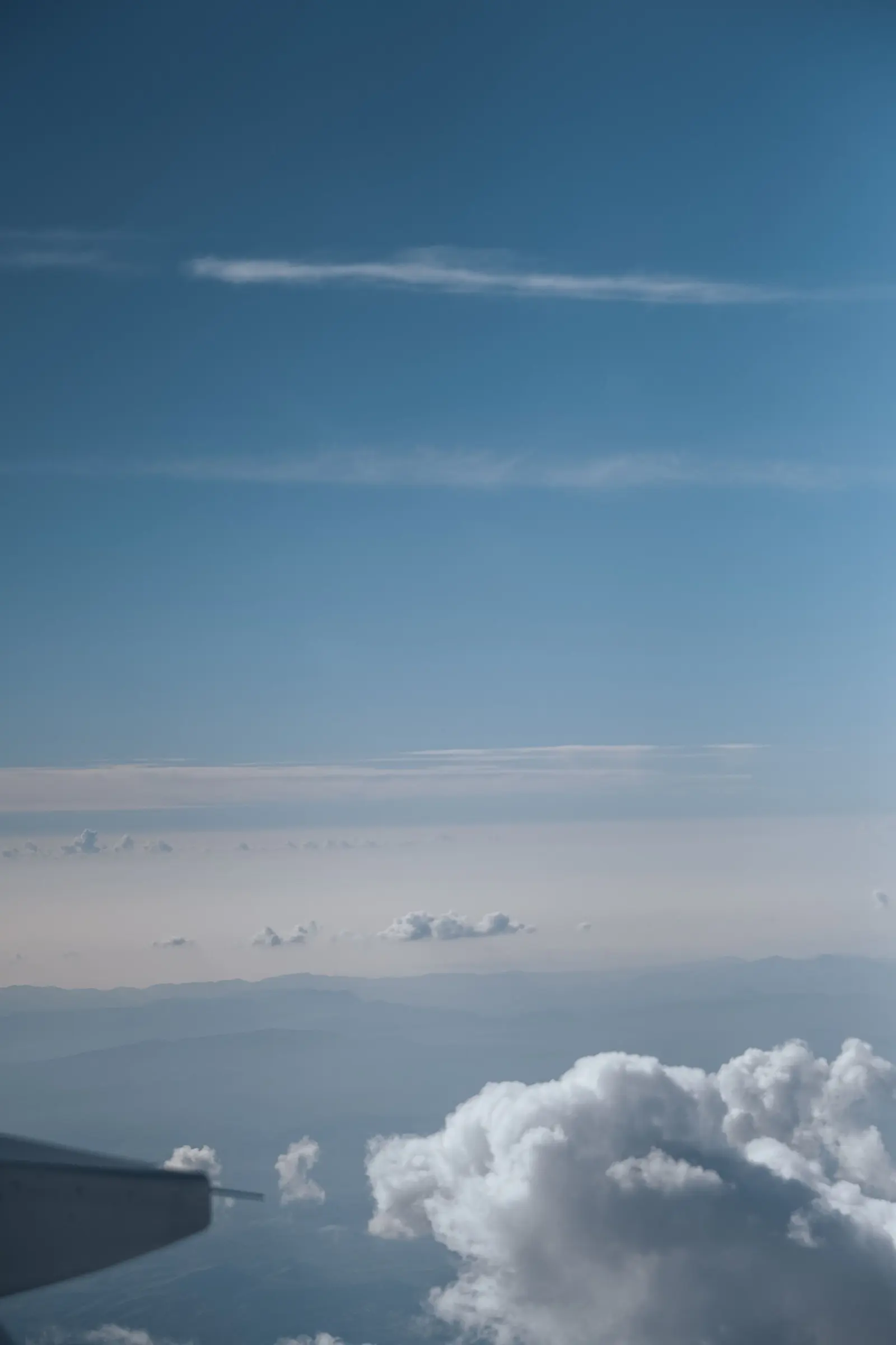 L'orizzonte sopra le nuvole visto dal finestrino, cielo azzurro chiaro