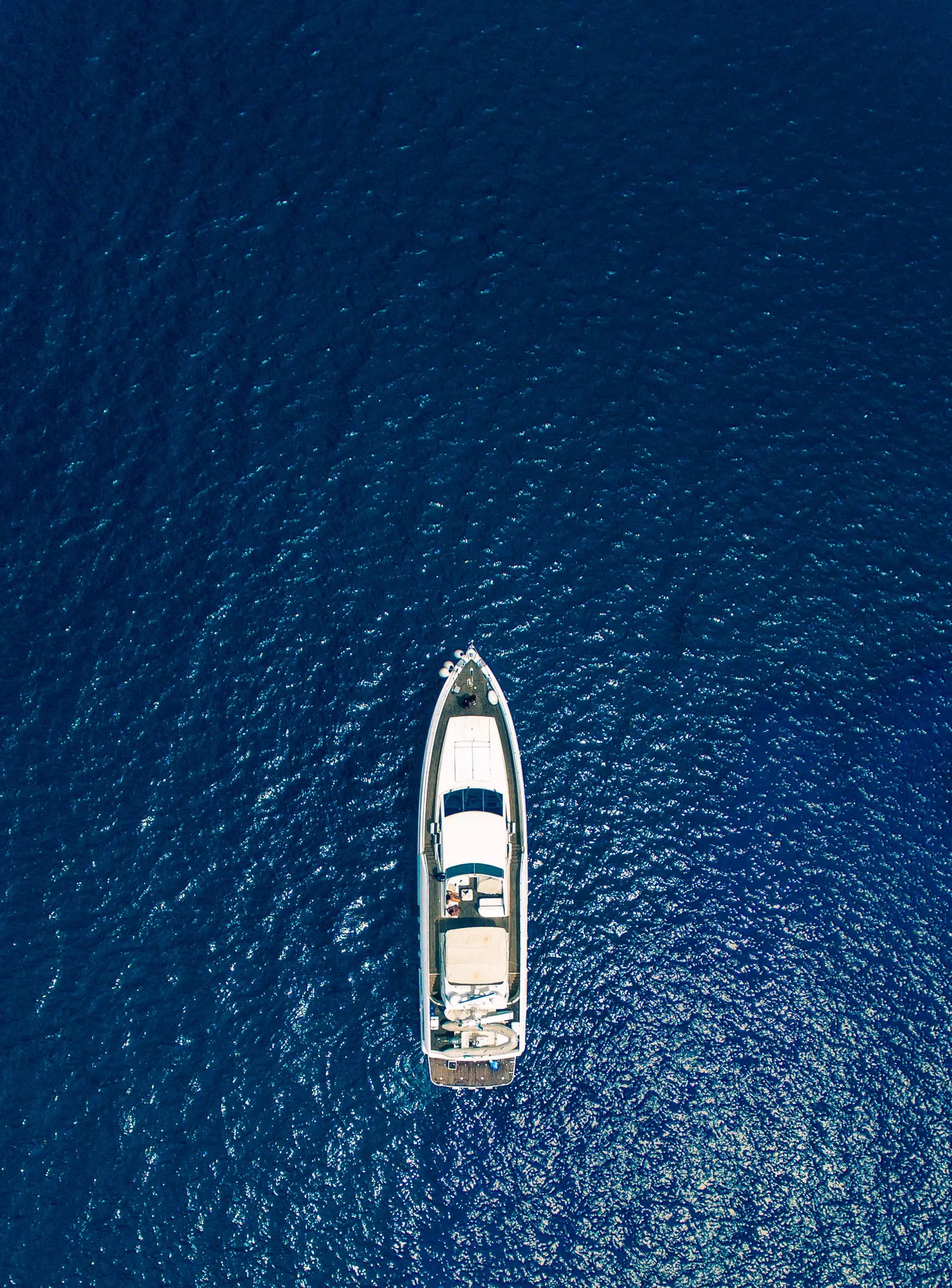 Varea 105 visto dall'alto: coperta in teak, flybridge con prendisole e tender a poppa