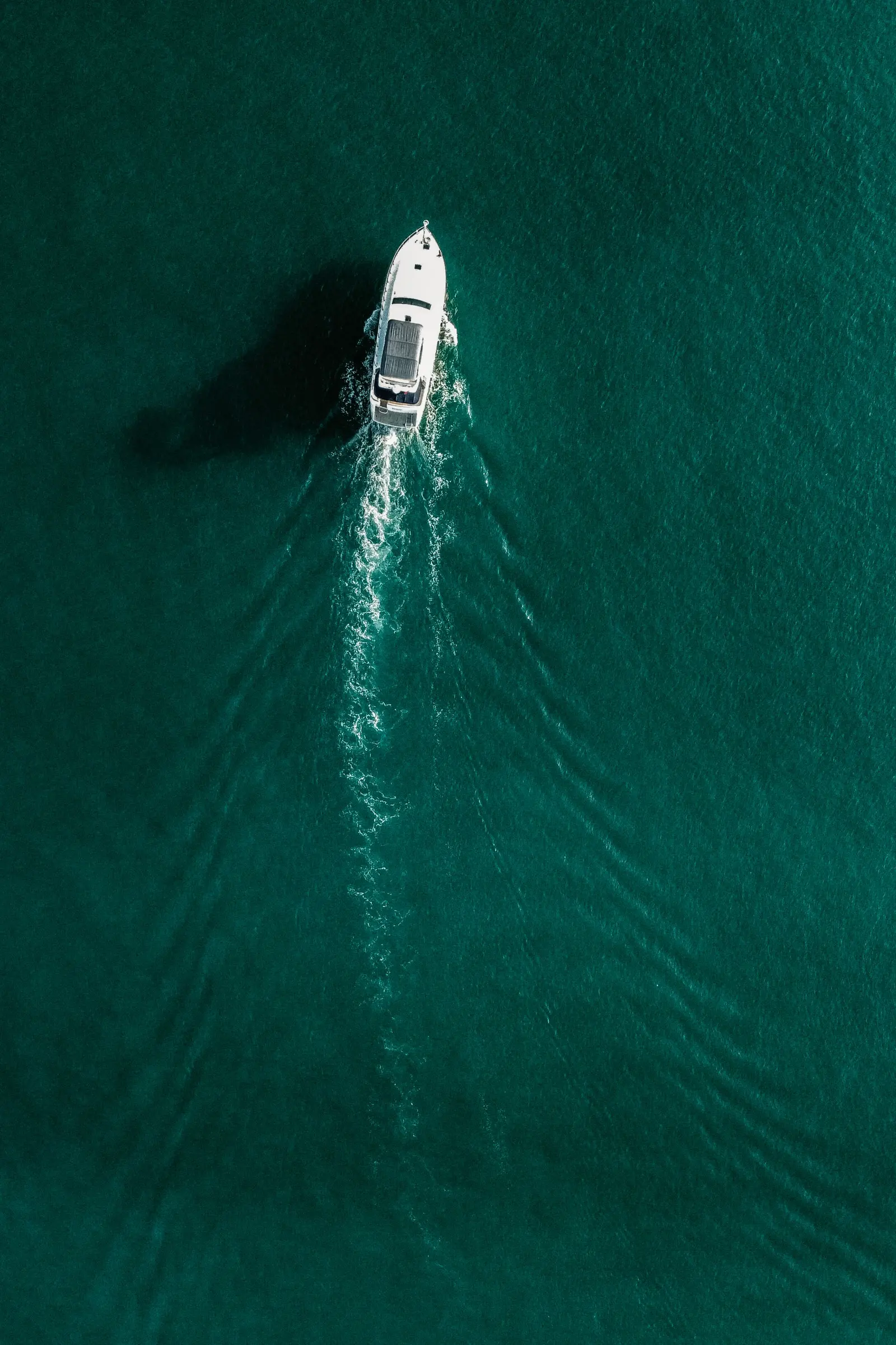 Varea 60 in navigazione visto dall'alto, con la scia bianca sull'acqua verde scuro