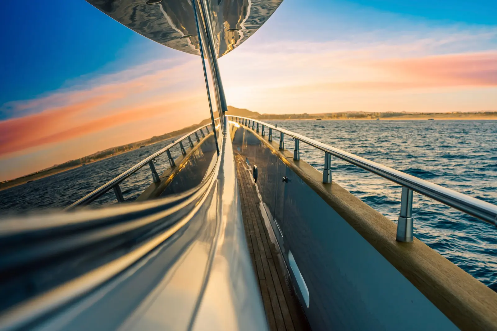 Passavanti in teak del Varea 78 con battagliola in acciaio inox, al tramonto