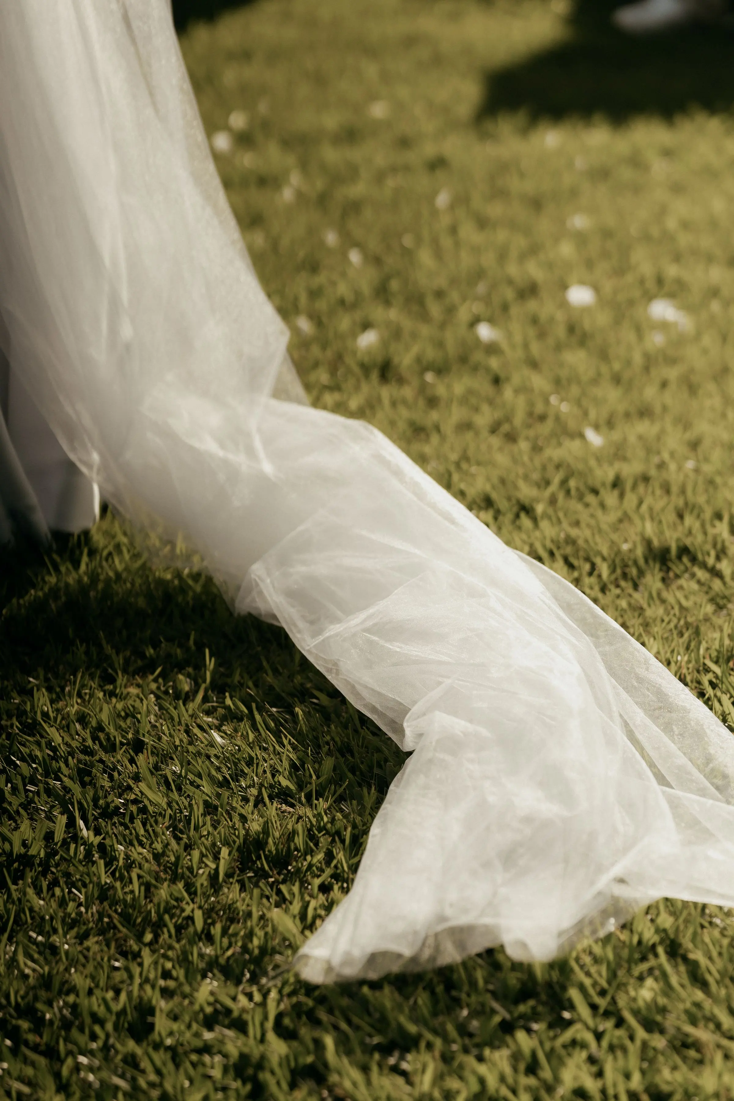 Un velo da sposa disteso sull'erba